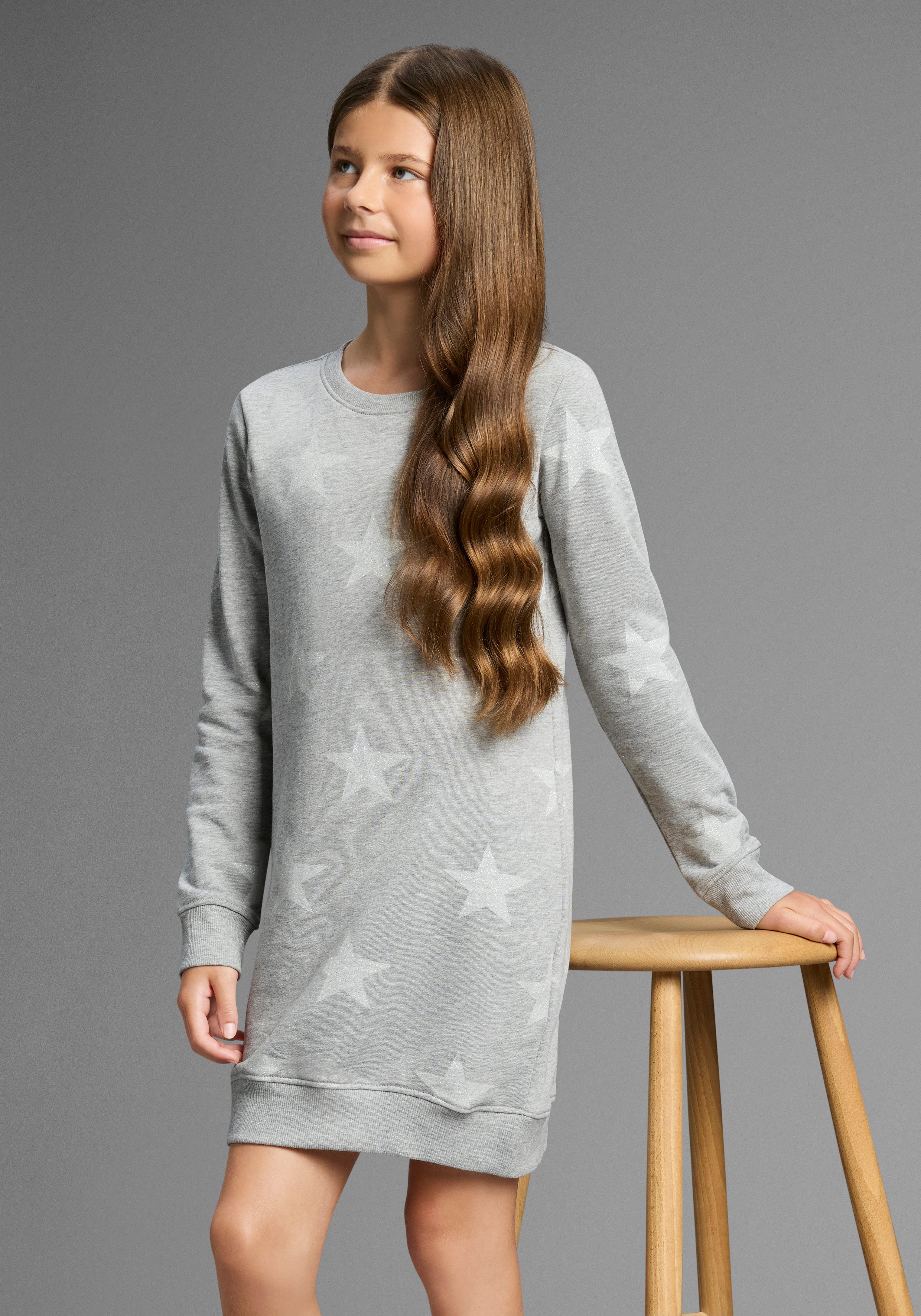 KIDSWORLD Sweatkleid Sterne-Allover Kleid für den Alltag, ca. Mitte Oberschenkel Länge, sportlicher Touch