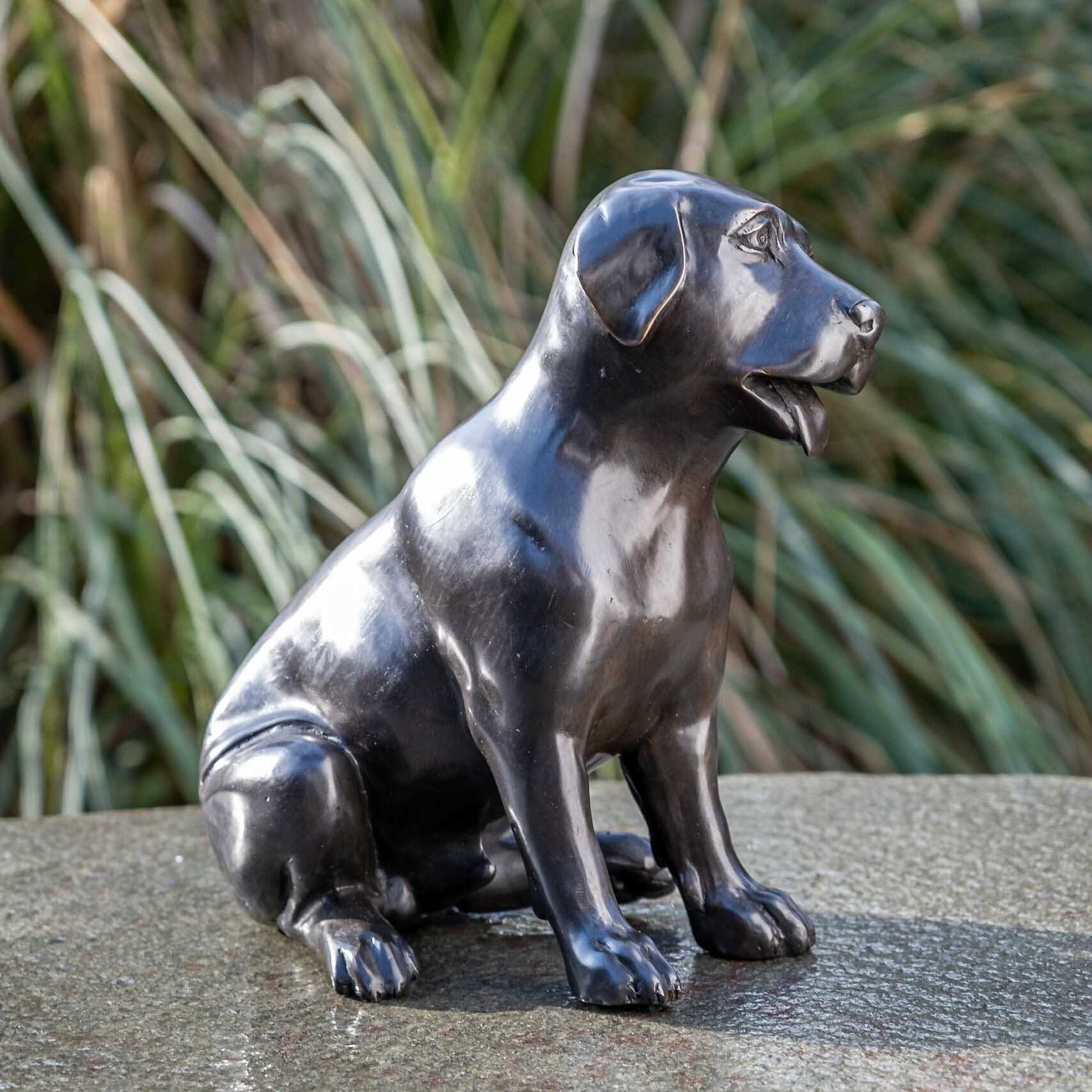 – und in IDYL – Bronze in IDYL – Frost, sehr werden gegen Hund gegossen und Hand Regen UV-Strahlung. witterungsbeständig Bronze-Skulptur Die Gartenfigur von Modelle patiniert. Labrador, Wachsausschmelzverfahren Langlebig Bronze robust