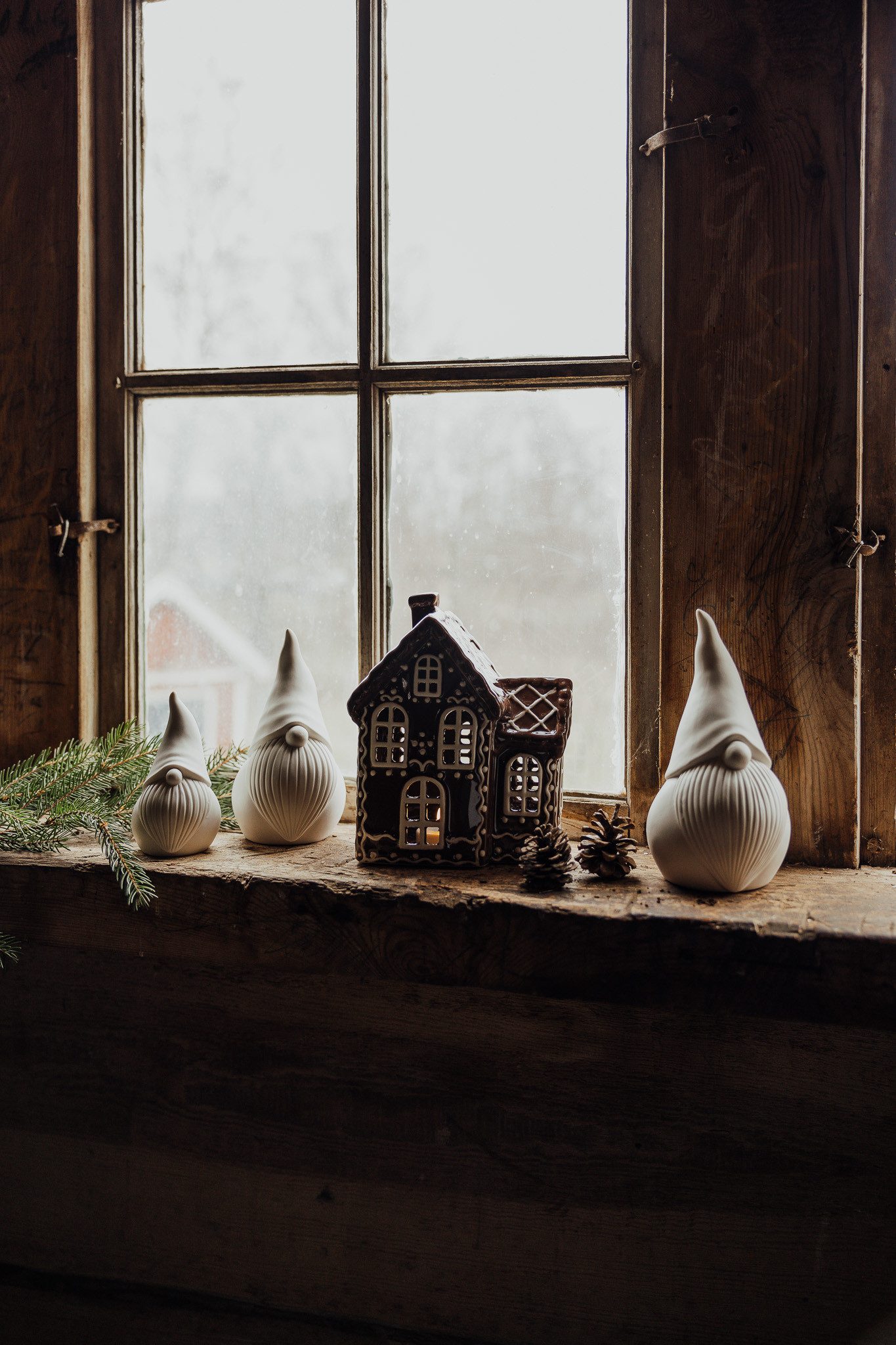 Storefactory Dekofigur Santa Stig Weihnachtsmann Keramik Weiß, Weihnachtsfigur aus Keramik