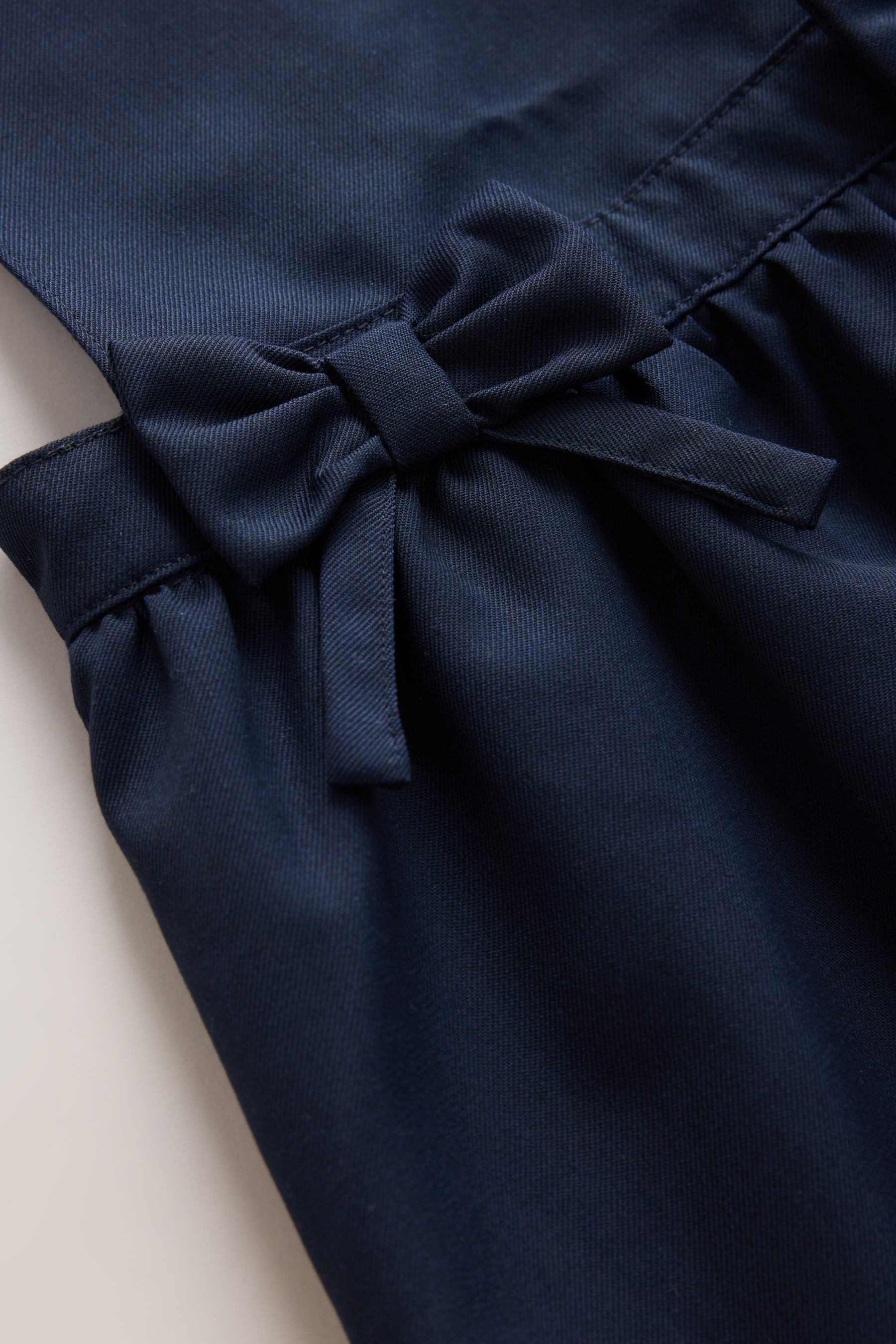 Next Latzkleid Latzkleid mit Schleife an der Taille (1-tlg)