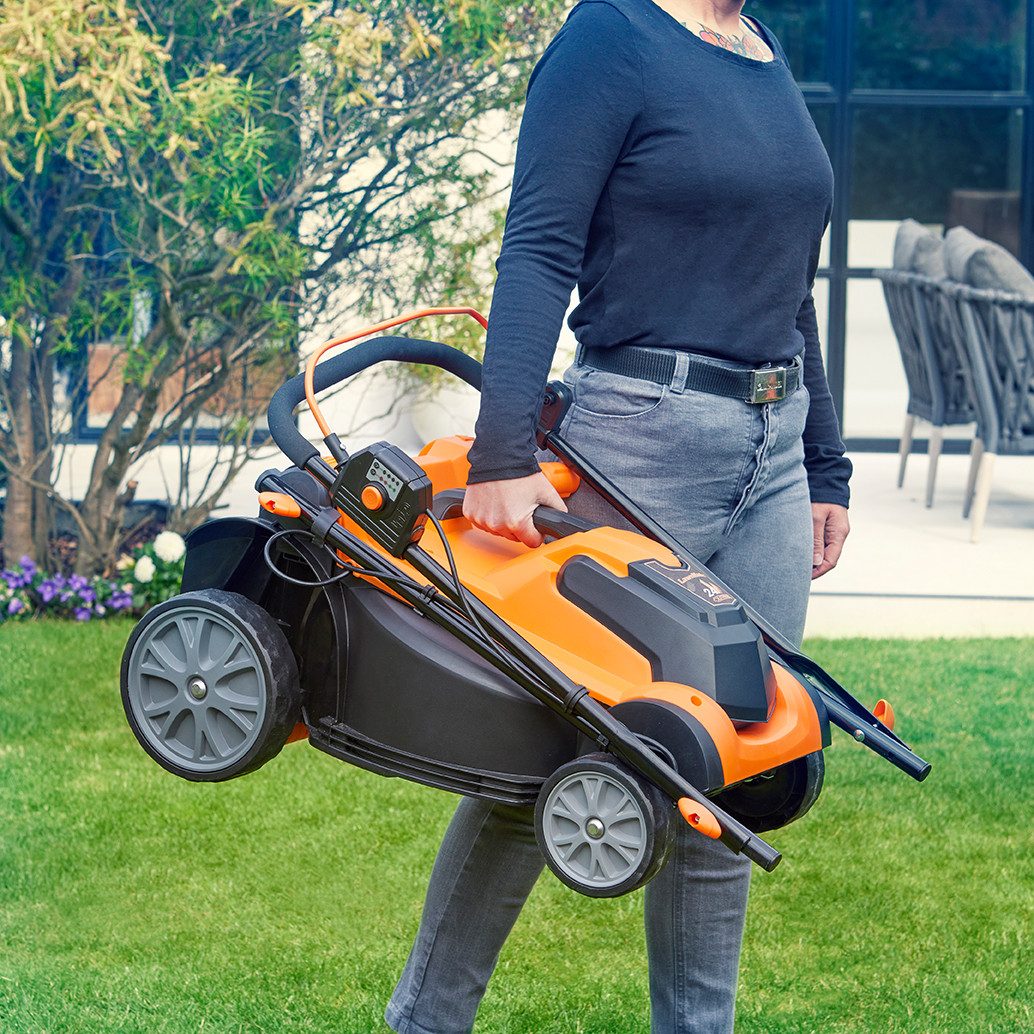 Lawnmaster Akkurasenmäher Rasenmäher, 6-Stufige Schnitthöhenverstellung (22-72mm), 24V, 4.0Ah Batterie x2, 37cm 300m² Mulchen 40L, Karbonstahlklinge