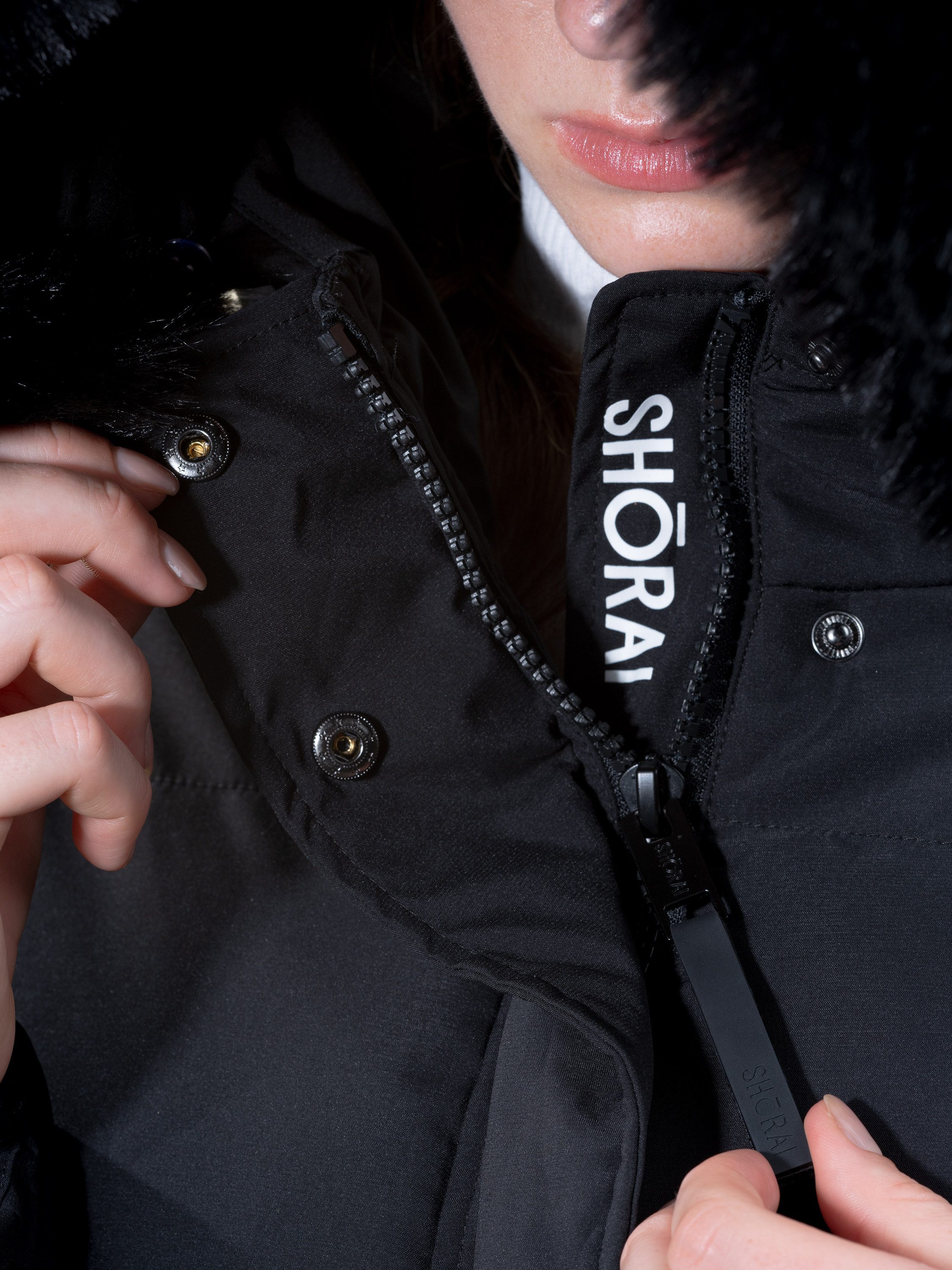 Shorai Steppjacke modische Kurzjacke mit Kunstfellkragen SH2404.537 schwarz, kurzer sportlicher Schnitt, Weitenregulierung in der Taille