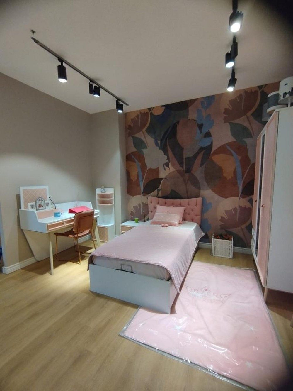 JVmoebel Jugendzimmer-Set Bett mit Nachtisch, Kommode und Schreibtisch in Weiß und Holzoptik, (5-tlg., Bett + Nachttisch + Kleiderschrank + Kommode + Schreibtisch mit Regal), Made in Europa