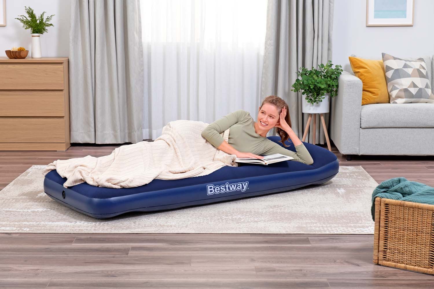 Luftbett Single mit integrierter Fußpumpe 185 x 76 x 28 cm günstig online kaufen