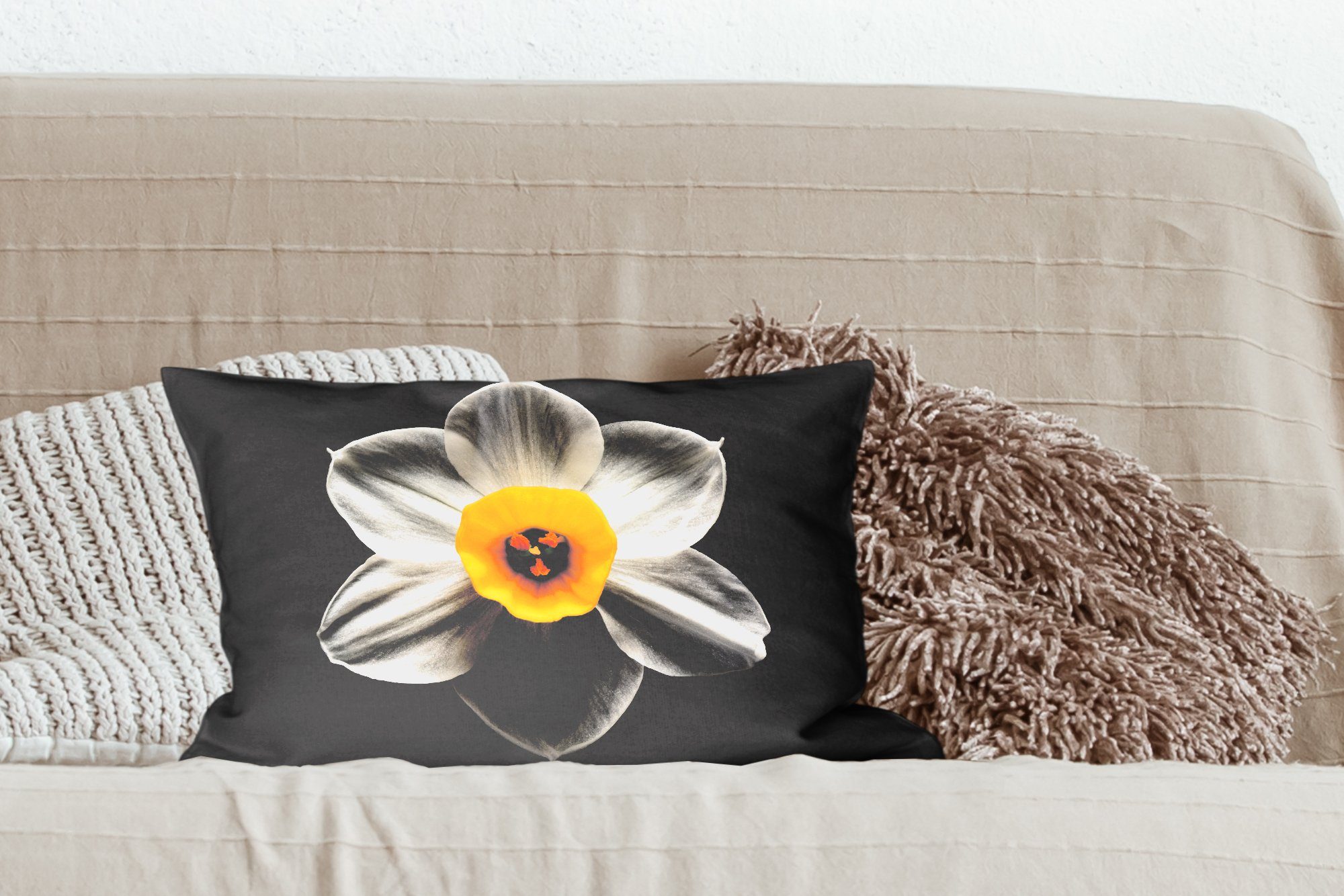 MuchoWow schwarzem weiße mit auf Dekokissen Eine Narzissenblüte Füllung, Wohzimmer Hintergrund, Zierkissen, Dekoration, Schlafzimmer Dekokissen