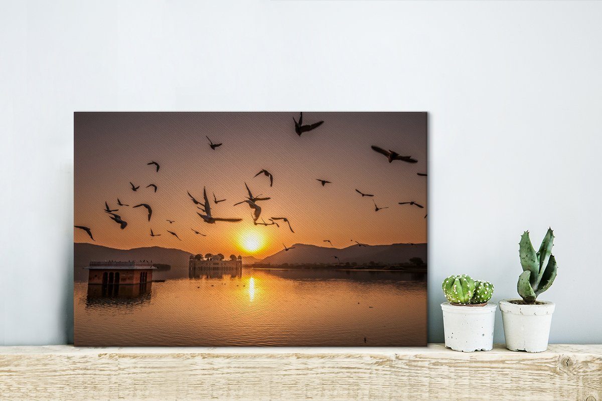 OneMillionCanvasses® Leinwandbild Vögel fliegen bei Leinwandbilder, Indien, Jaipur, Mahal Wandbild Sonnenaufgang Wanddeko, 30x20 dem Aufhängefertig, über St), (1 in Jai cm