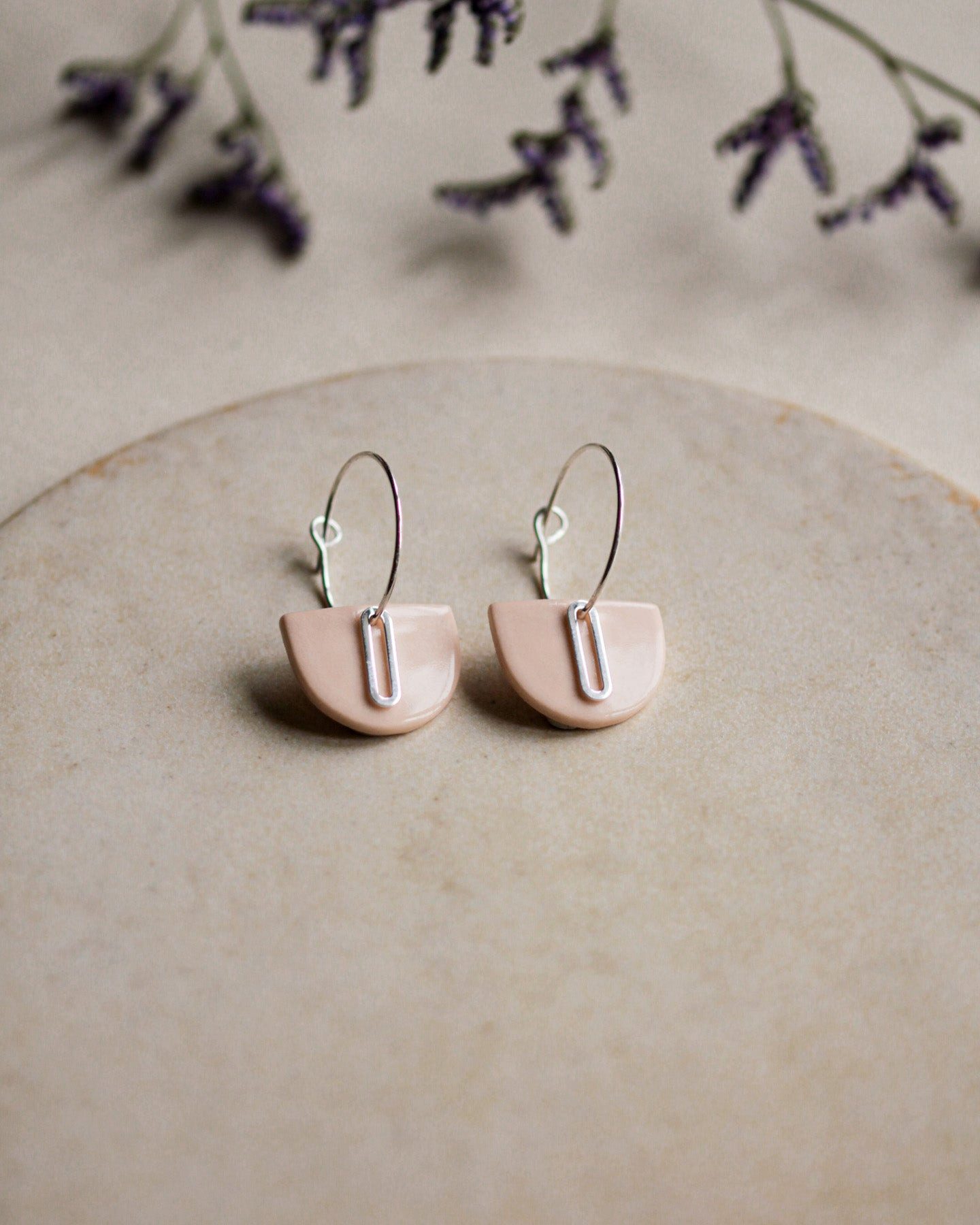 lille mus Paar Creolen Creolen 'Halbkreis Oval' aus Porzellan und 925 Silber / vergoldet