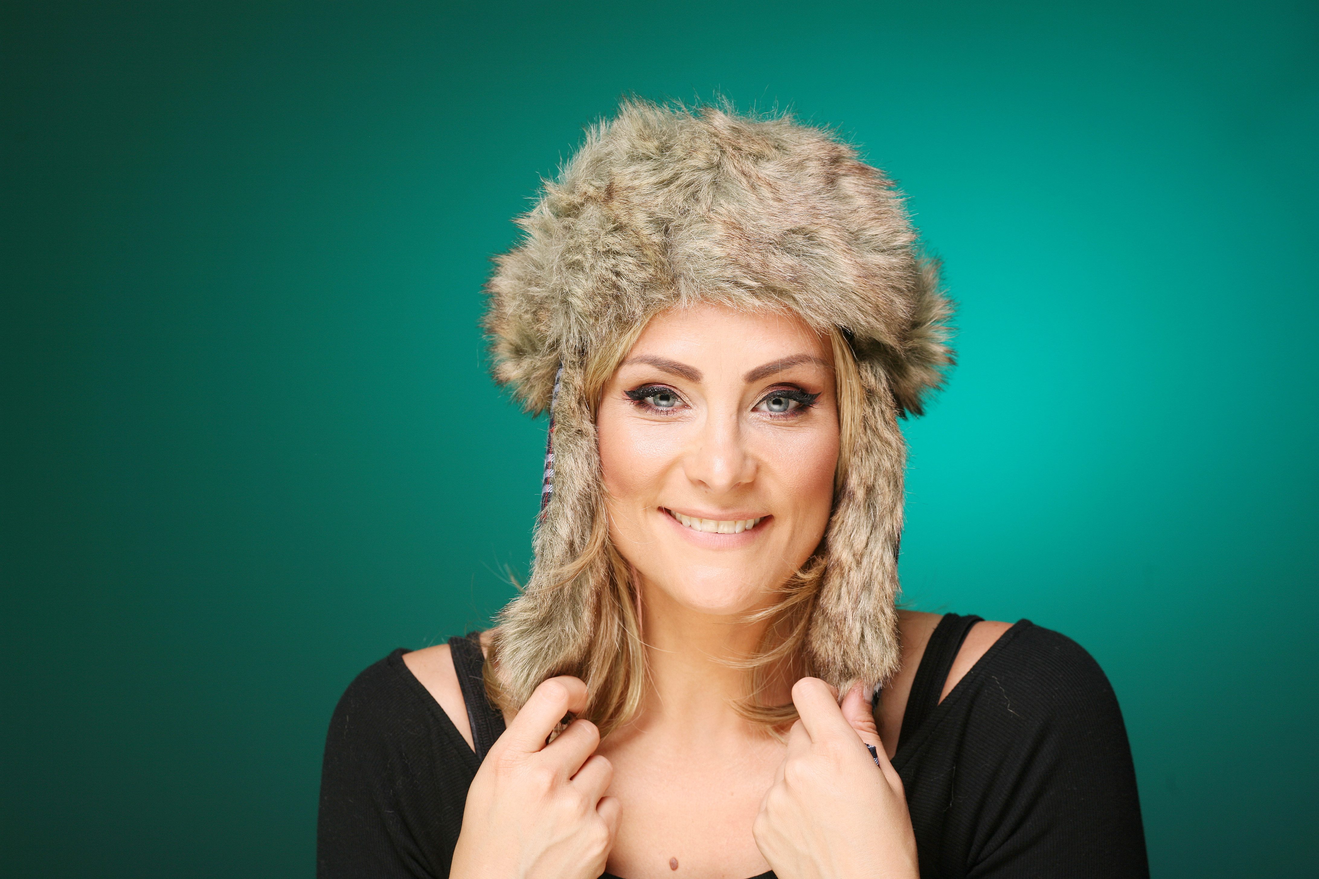 DanCarol Ohrenwärmer DC-W-484-Trendy Mütze mit Ohrenklappen und Verschluß am Hals