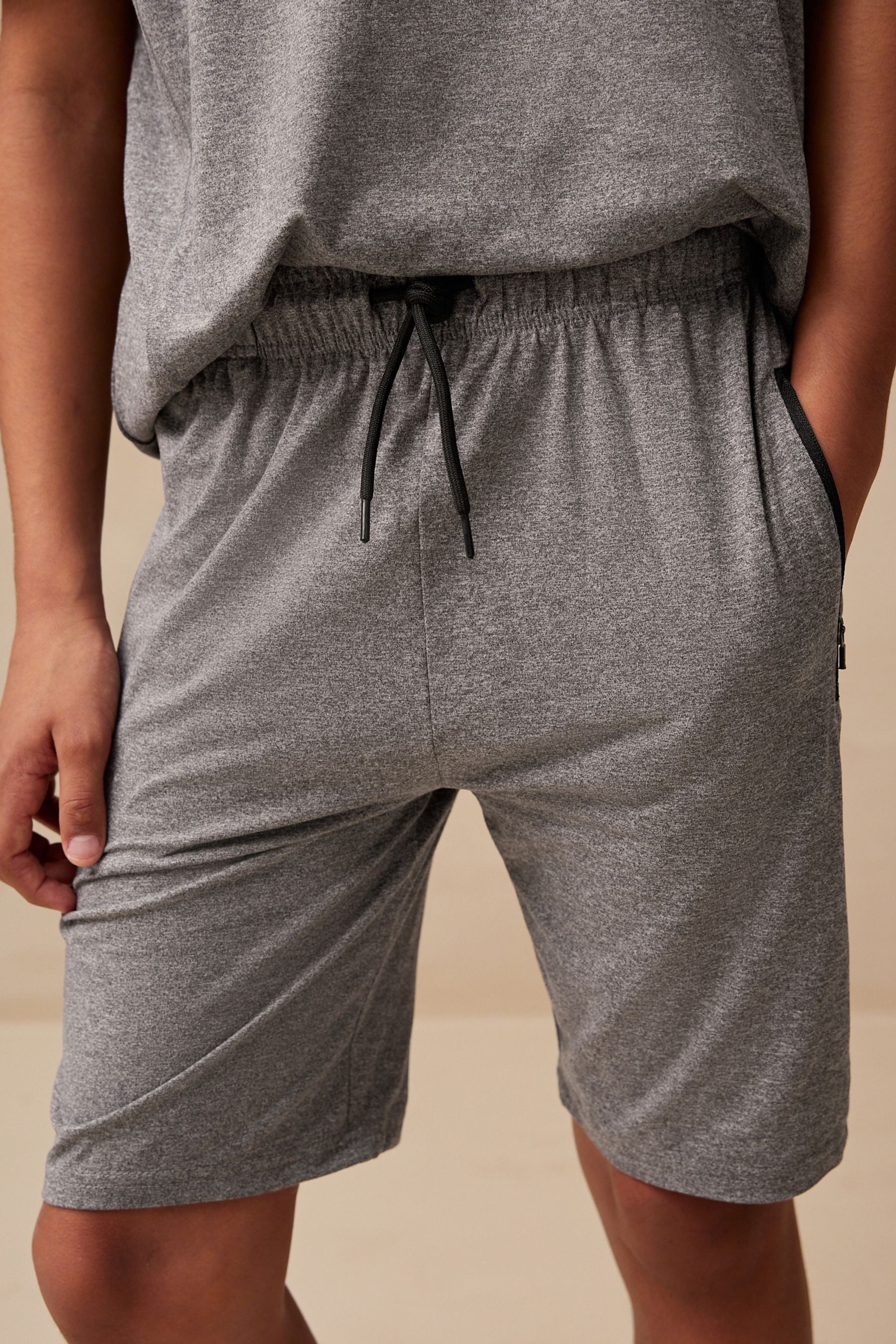 Next T-Shirt & Shorts Set aus sportlichem T-Shirt und Shorts (2-tlg)