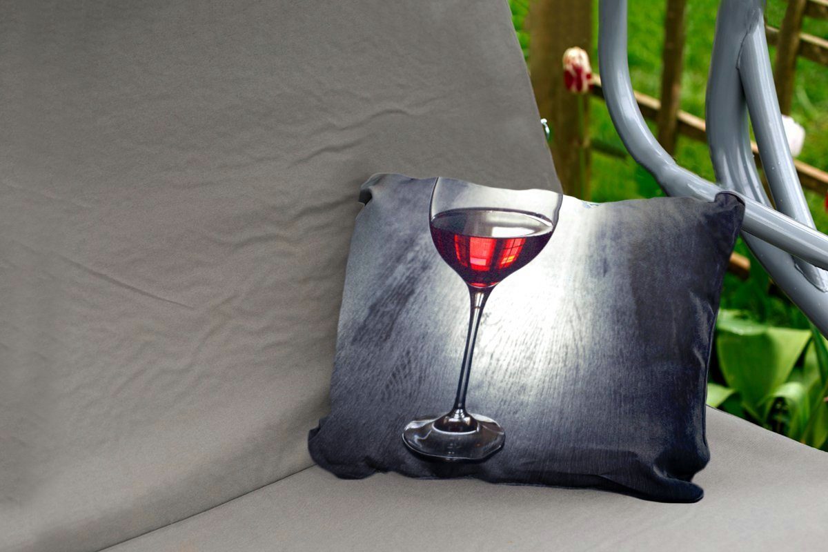 Outdoor-Dekorationskissen, Glas Holzteller, auf einem Polyester, Dekokissenbezug, Kissenhülle MuchoWow Rotwein Dekokissen