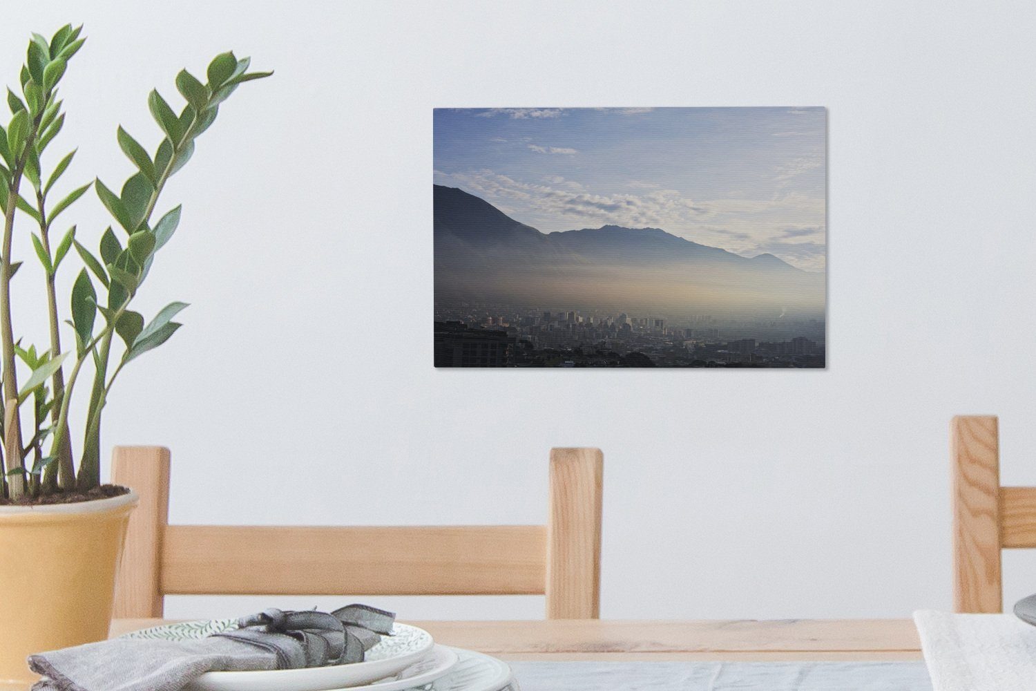 OneMillionCanvasses® Leinwandbild Nebel über cm Avila, Berg Leinwandbilder, Wandbild 30x20 Caracas Aufhängefertig, vor St), (1 dem Wanddeko, venezolanischen