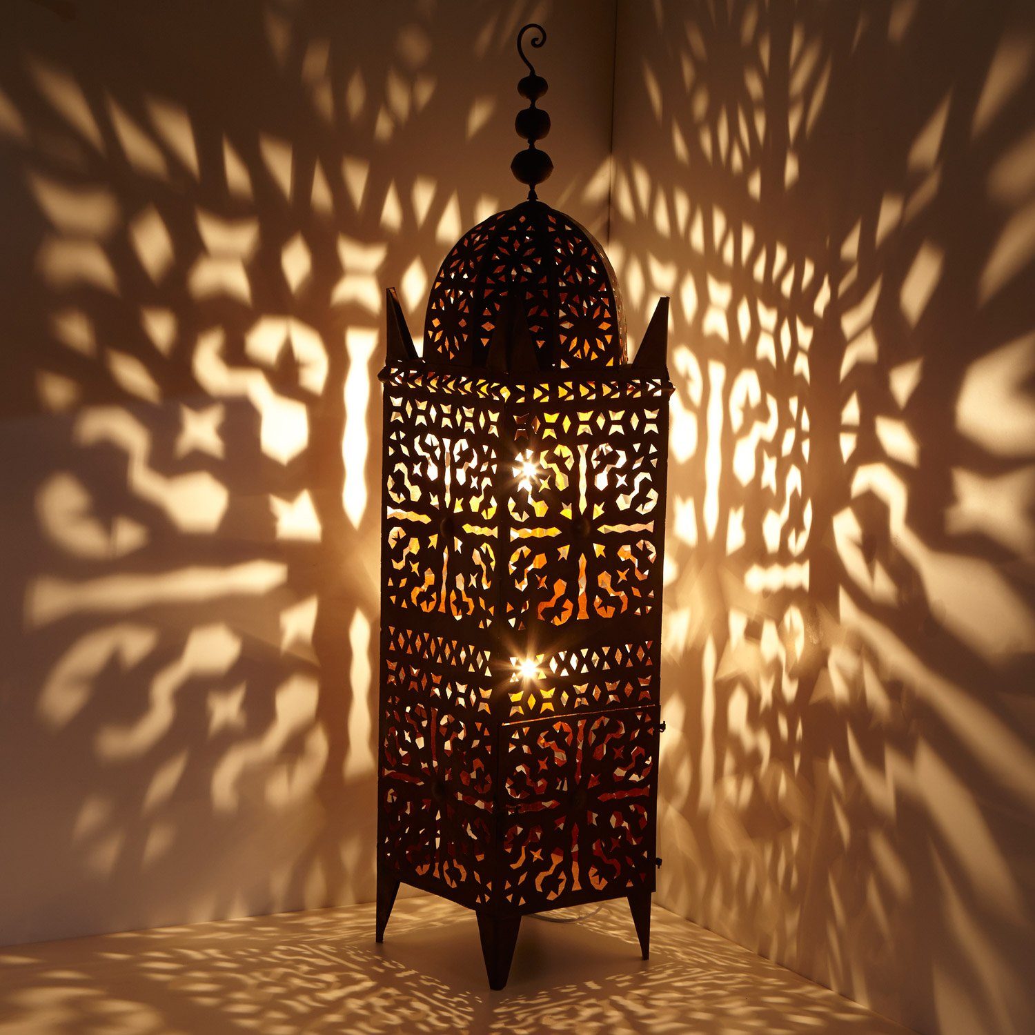 Casa Moro Kerzenlaterne Orientalische Laterne Eisenlaterne Firyal H136 cm für draußen & Innen (hängend & stehend, Kunsthandwerk aus Marokko), Garten Windlicht mit Eisen Rost Finish L1656