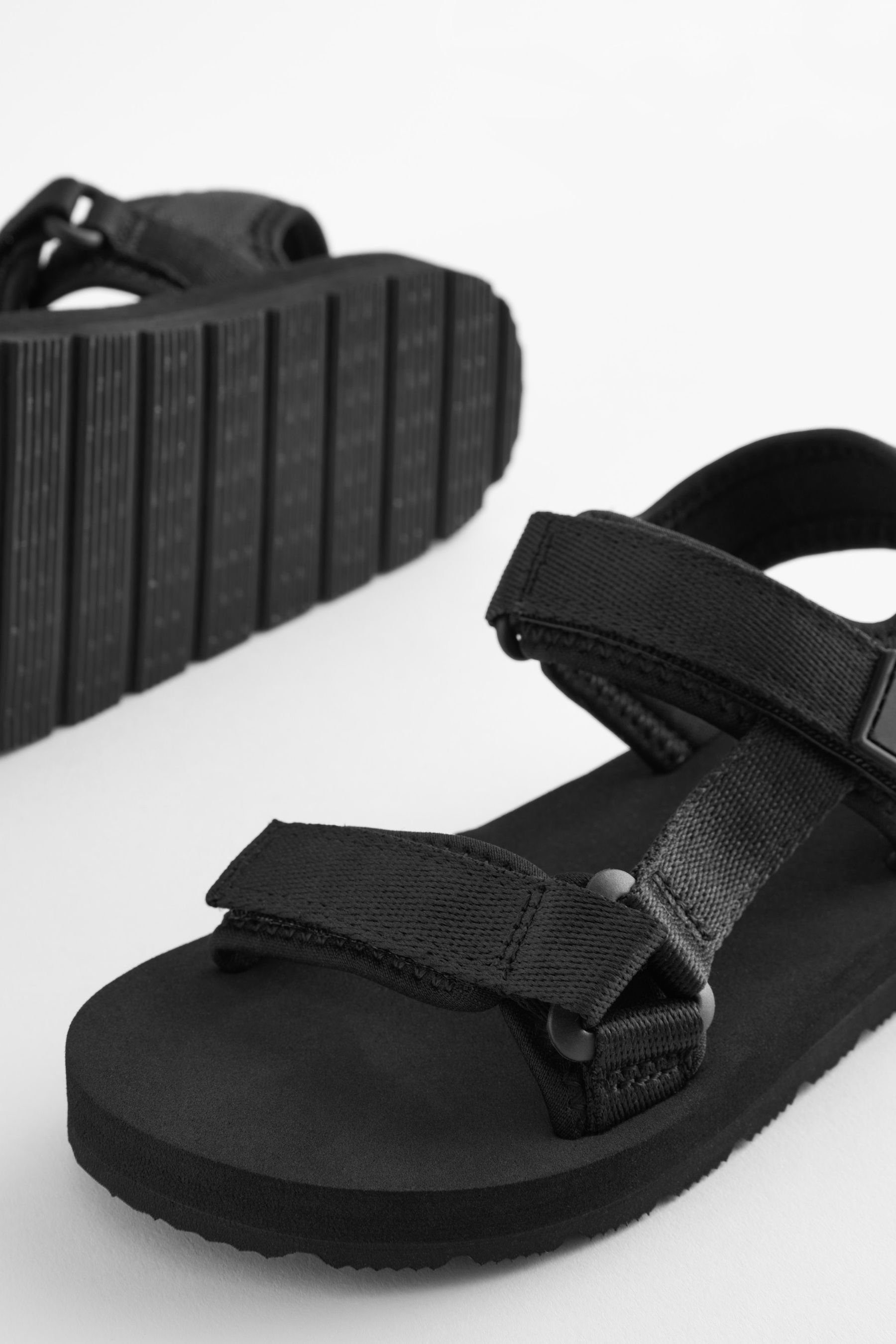 Next Trekking-Sandalen mit Klettriemen Sandale (1-tlg)