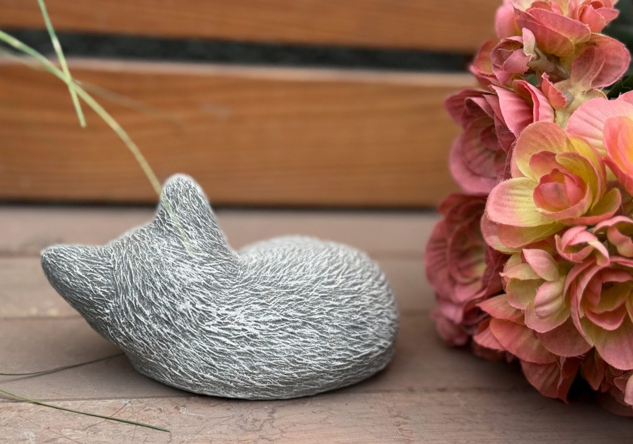 Stone and Style Gartenfigur Frostfeste Steinfigur kleine schlafende Katze verschiedene Farben – Bild 5 von 5