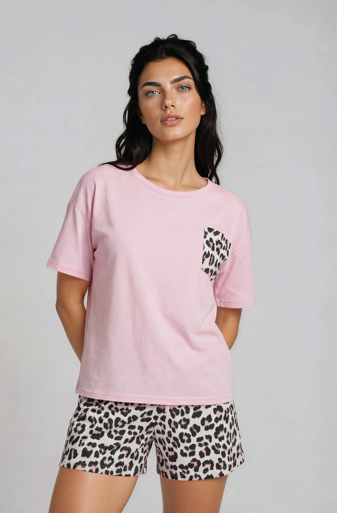 Shorty Schlafanzug mit Rosa Shirt & Leo-Print Shorts