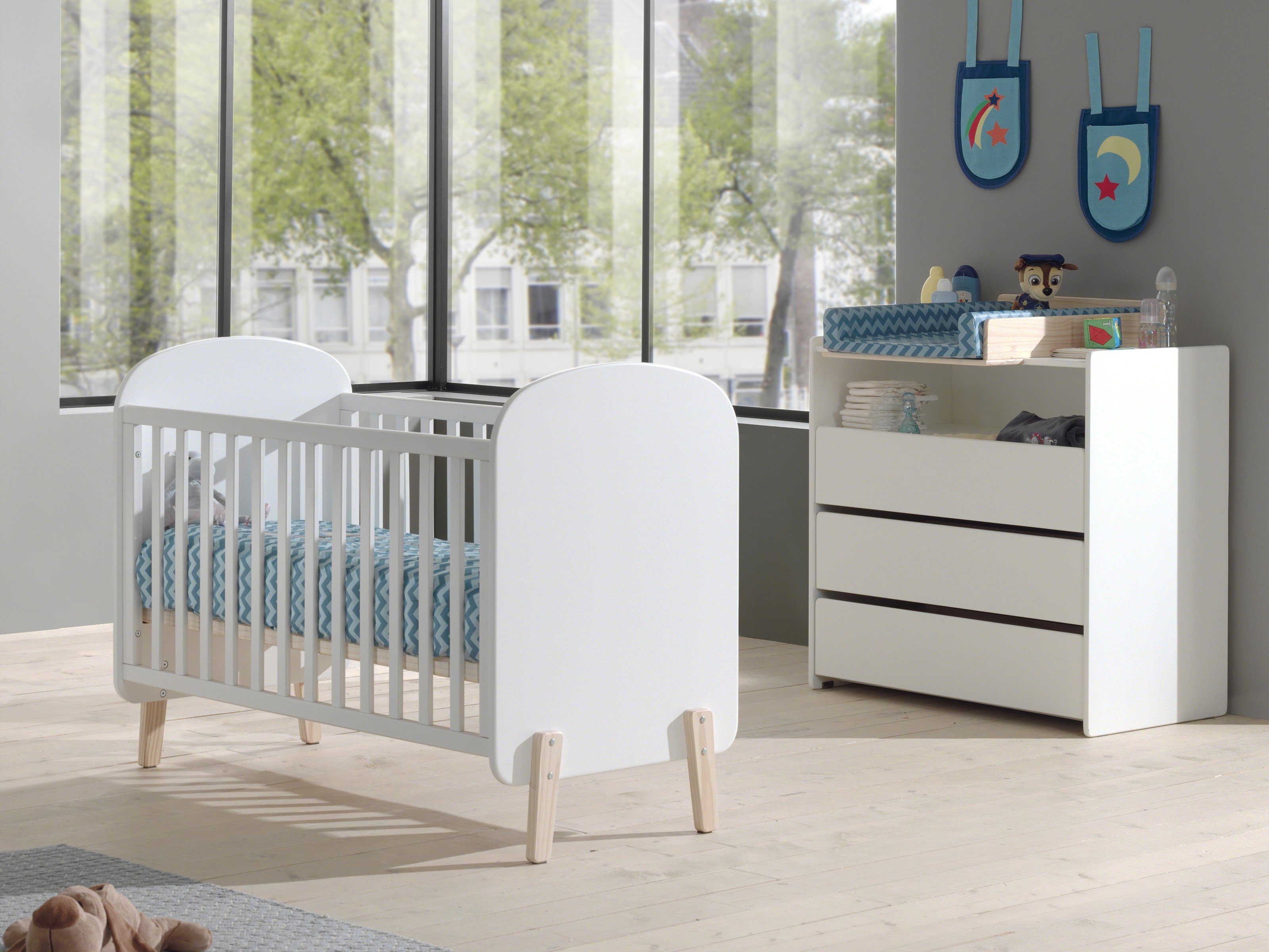 Vipack complete baby room set made of solid pine and MDF in white. Dimensions (W x H x D): 129 x 94 x 68 cm