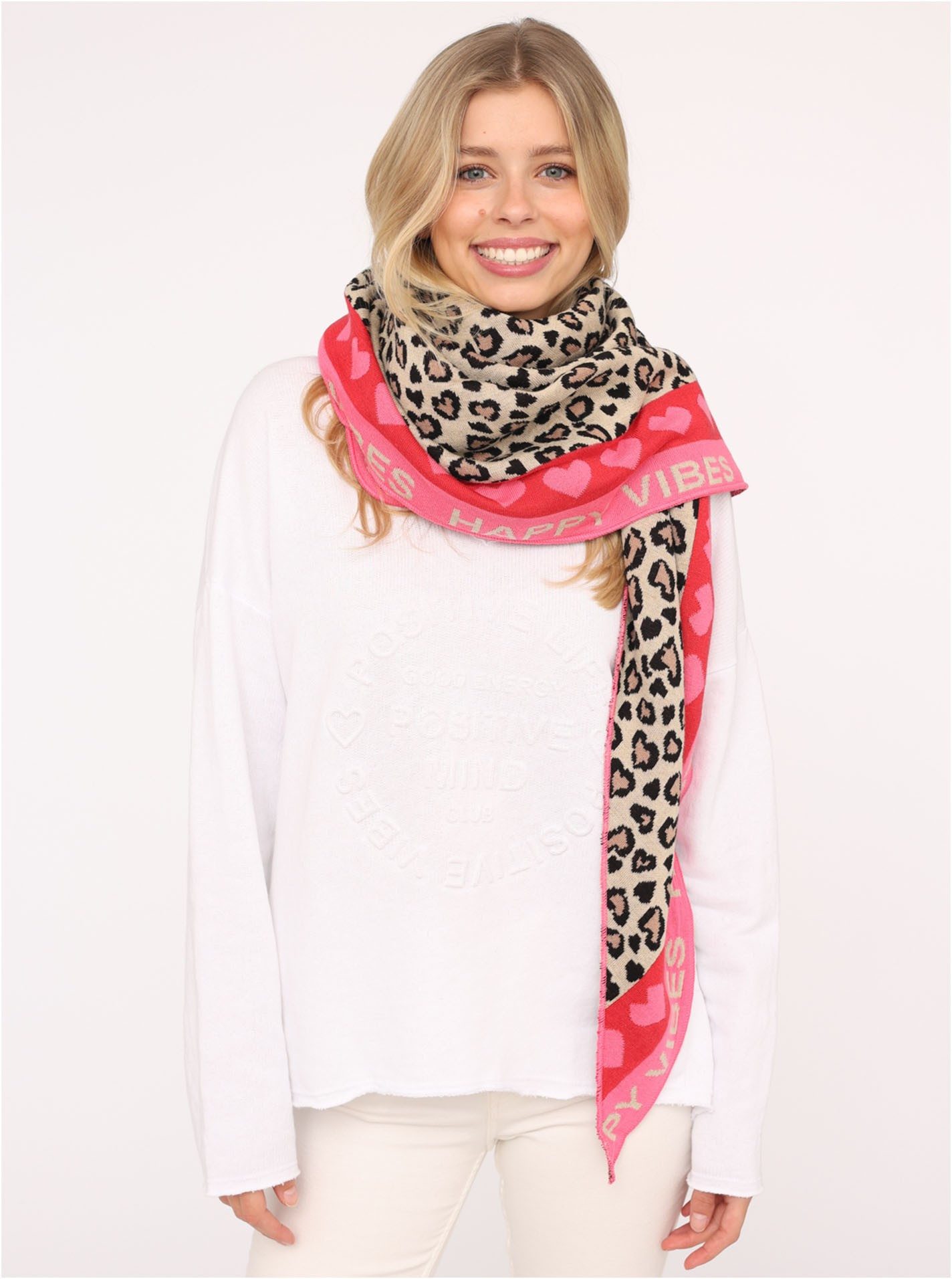 Zwillingsherz Modetuch verbindet Leomuster mit Herzen und Schrift