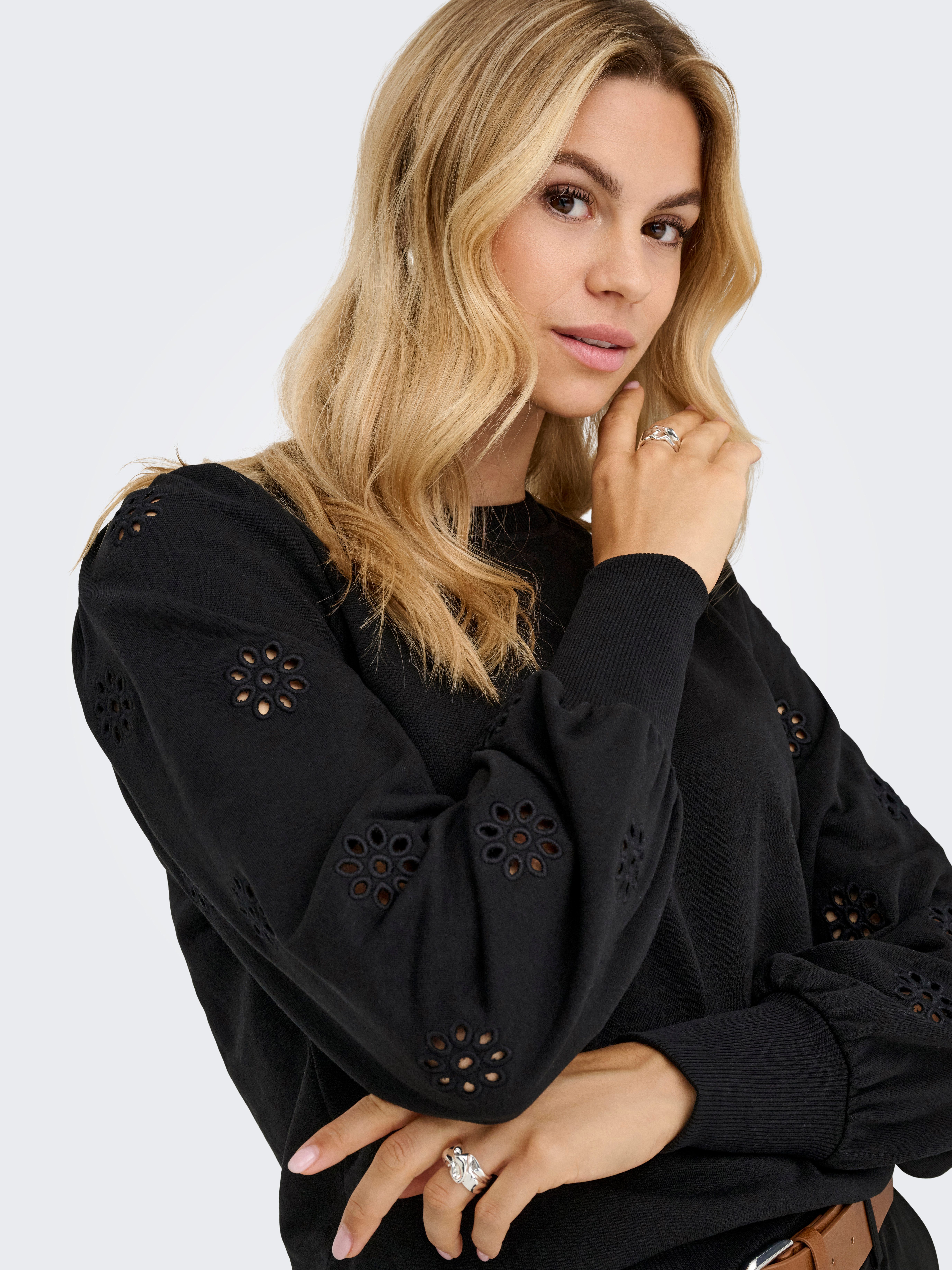 ONLY Sweatshirt ONLFEMME L/S PUFF EMBROIDERY UB SWT mit Puffärmeln mit wunderschöner Lochstickerei