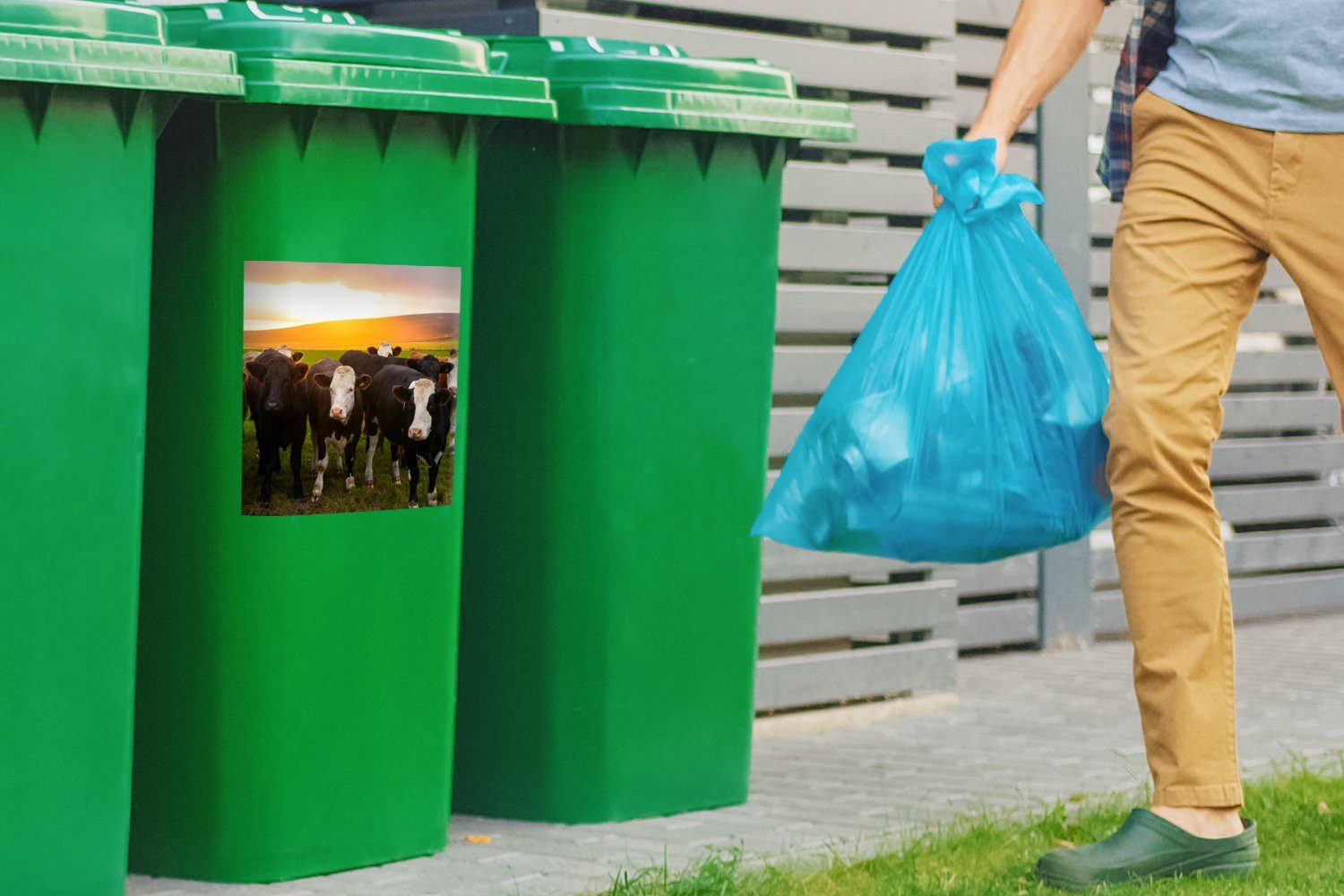 MuchoWow Wandsticker Kühe - Hügel St), - Gras Sonnenuntergang Container, - Abfalbehälter Mülltonne, Mülleimer-aufkleber, Grün - (1 Sticker