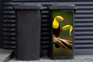 MuchoWow Wandsticker Vögel - Tukan - Zweig - Tiere - Regenbogen (1 St), Mülleimer-aufkleber, Mülltonne, Sticker, Container, Abfalbehälter