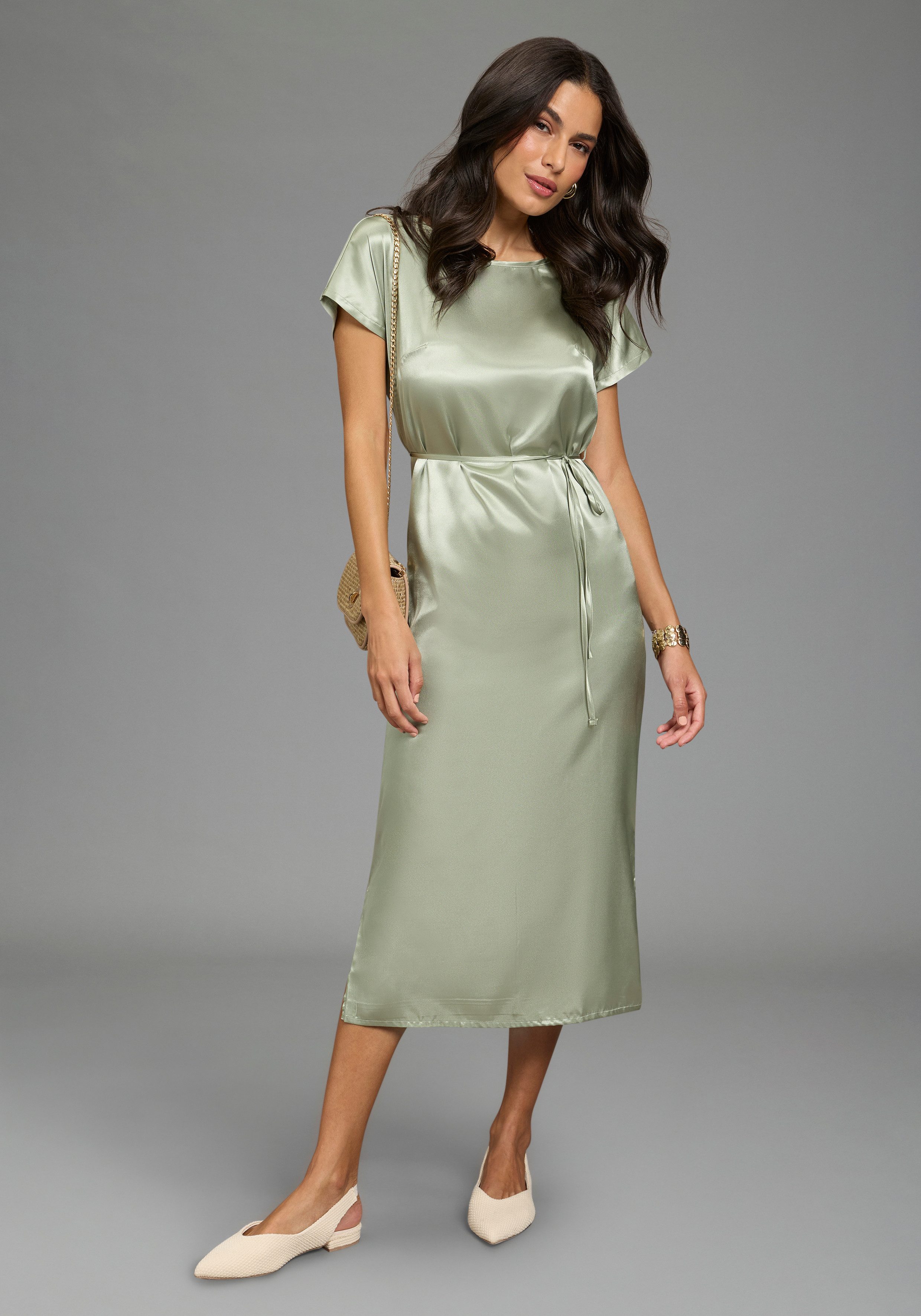 Laura Scott Satinkleid in moderner Midi-Länge, glänzende Optik