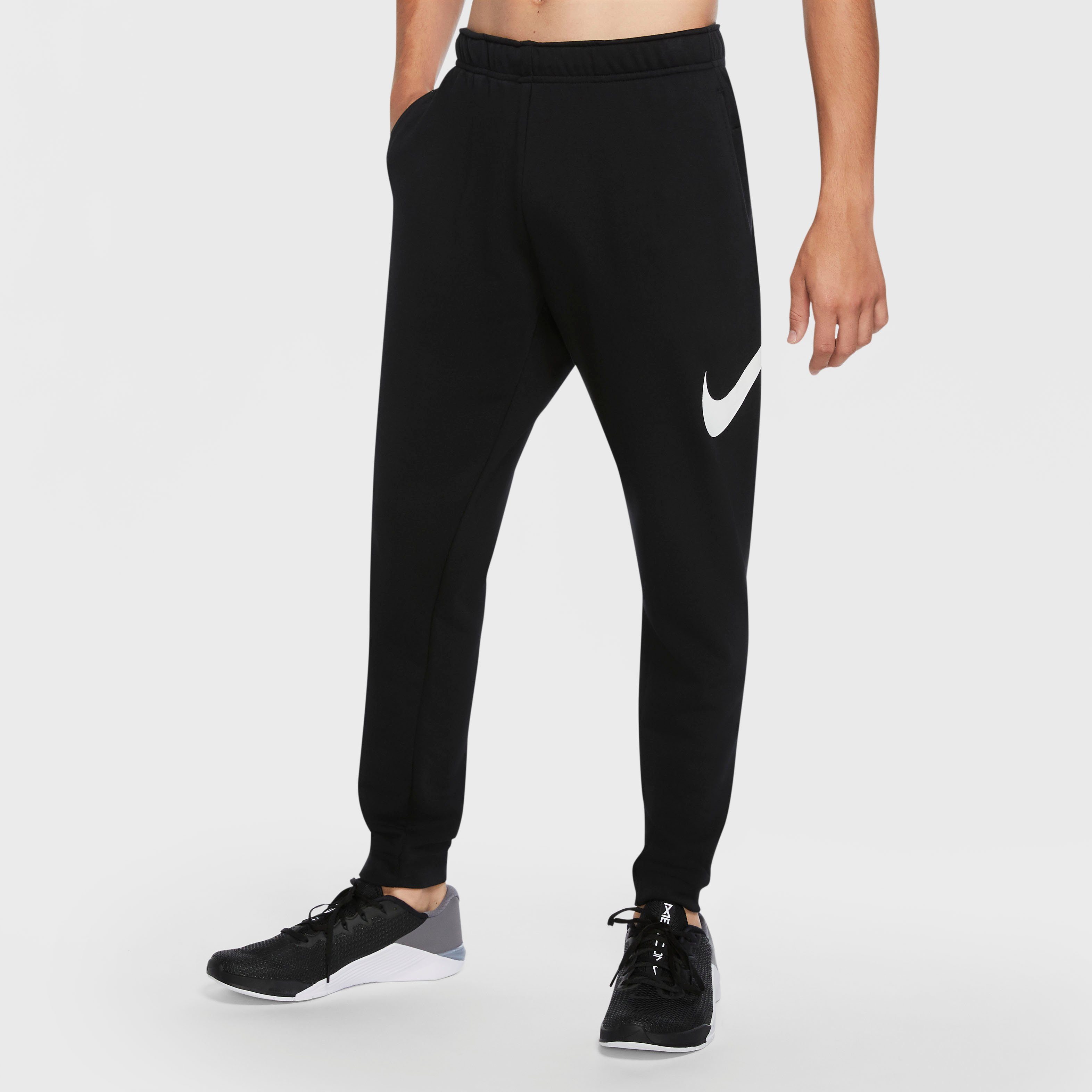 Nike Trainingshose Dri-FIT Men's Tapered Training Pants, Die Seitentaschen  eignen sich zur Aufbewahrung von kleinen Gegenständen.