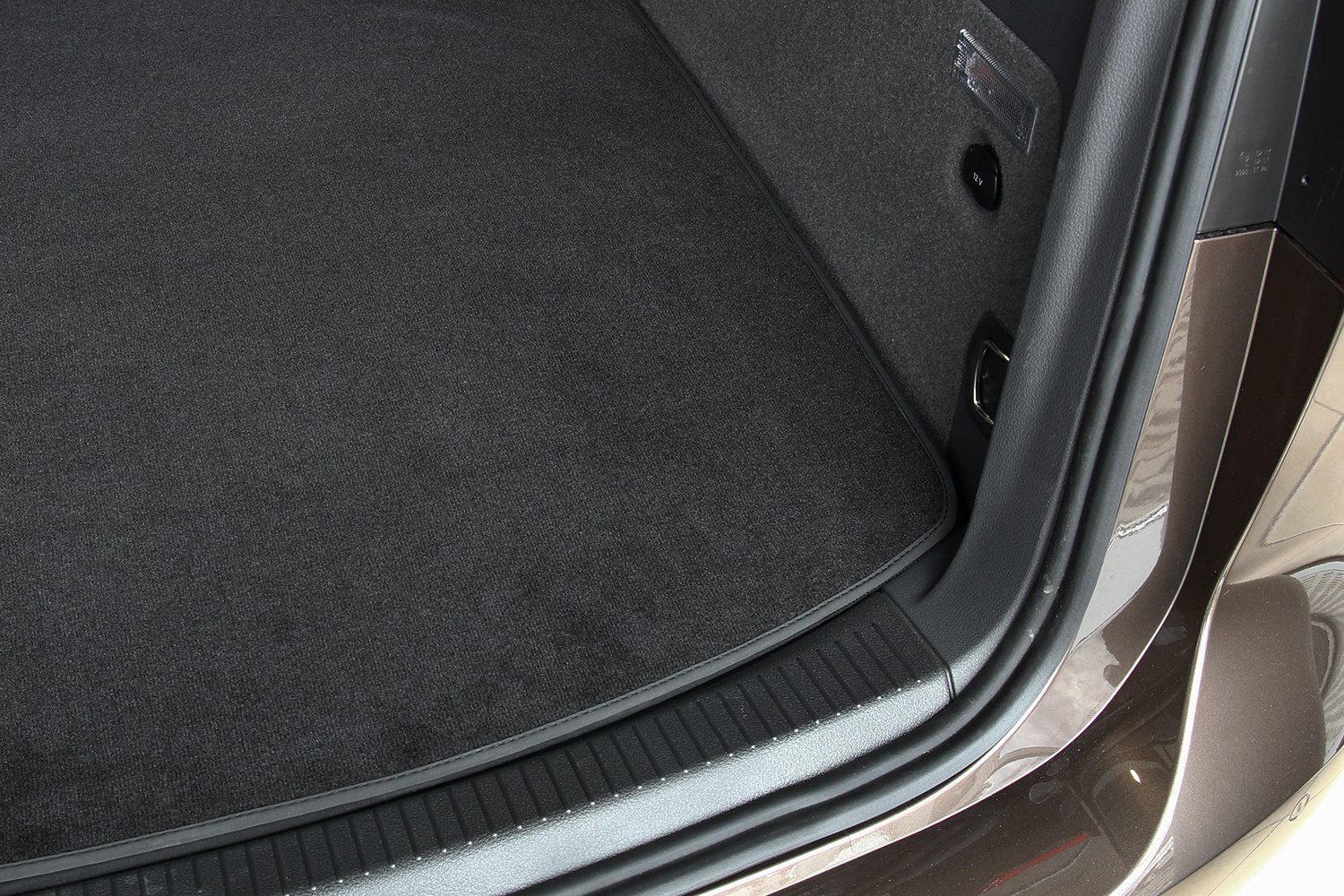 Kofferraummatte 3053 mit Ladekantenschutz passgenau für VW Golf 7 Limo 2012-2021