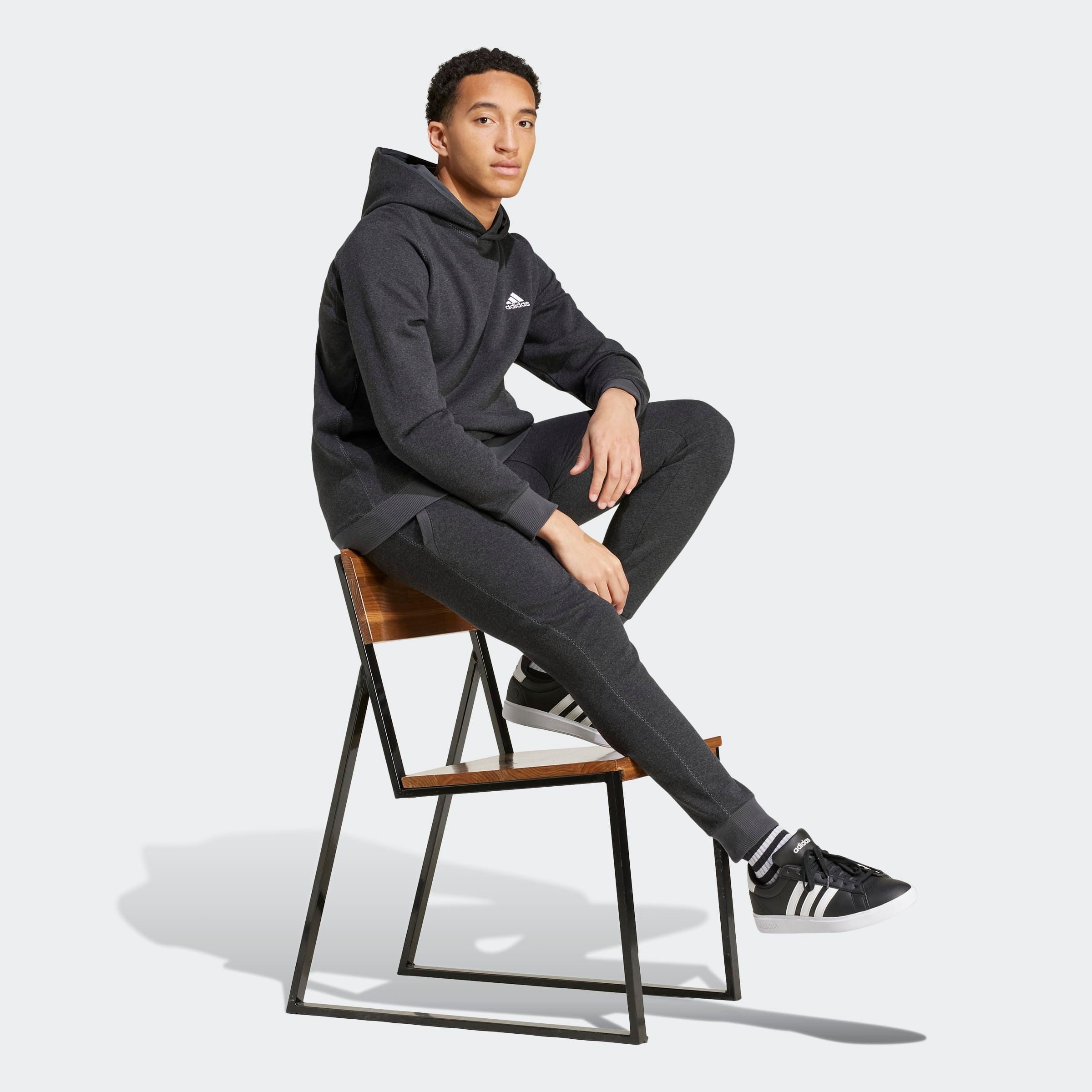 adidas Sportswear Sporthose SEASONAL ESSENTIALS MÉLANGE für Alltag und sportliche Aktivitäten, mit Rippbündchen