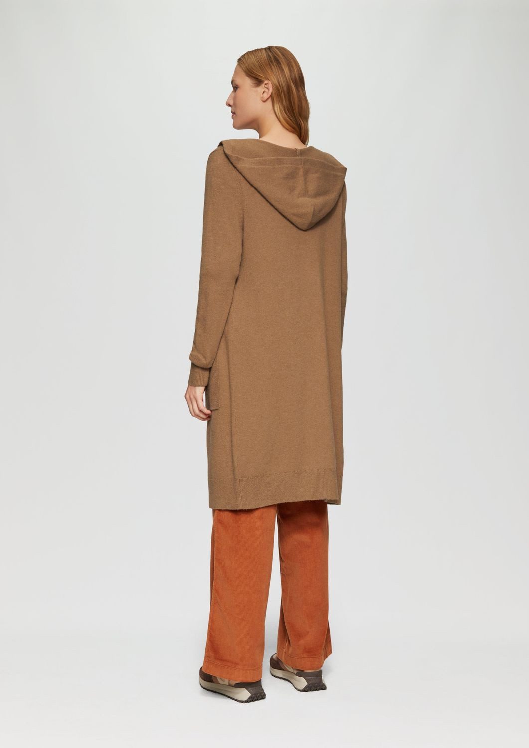 s.Oliver Strickjacke Strickjacke mit aufgesetzten Taschen und Kapuze (1-tlg) Feinstrick