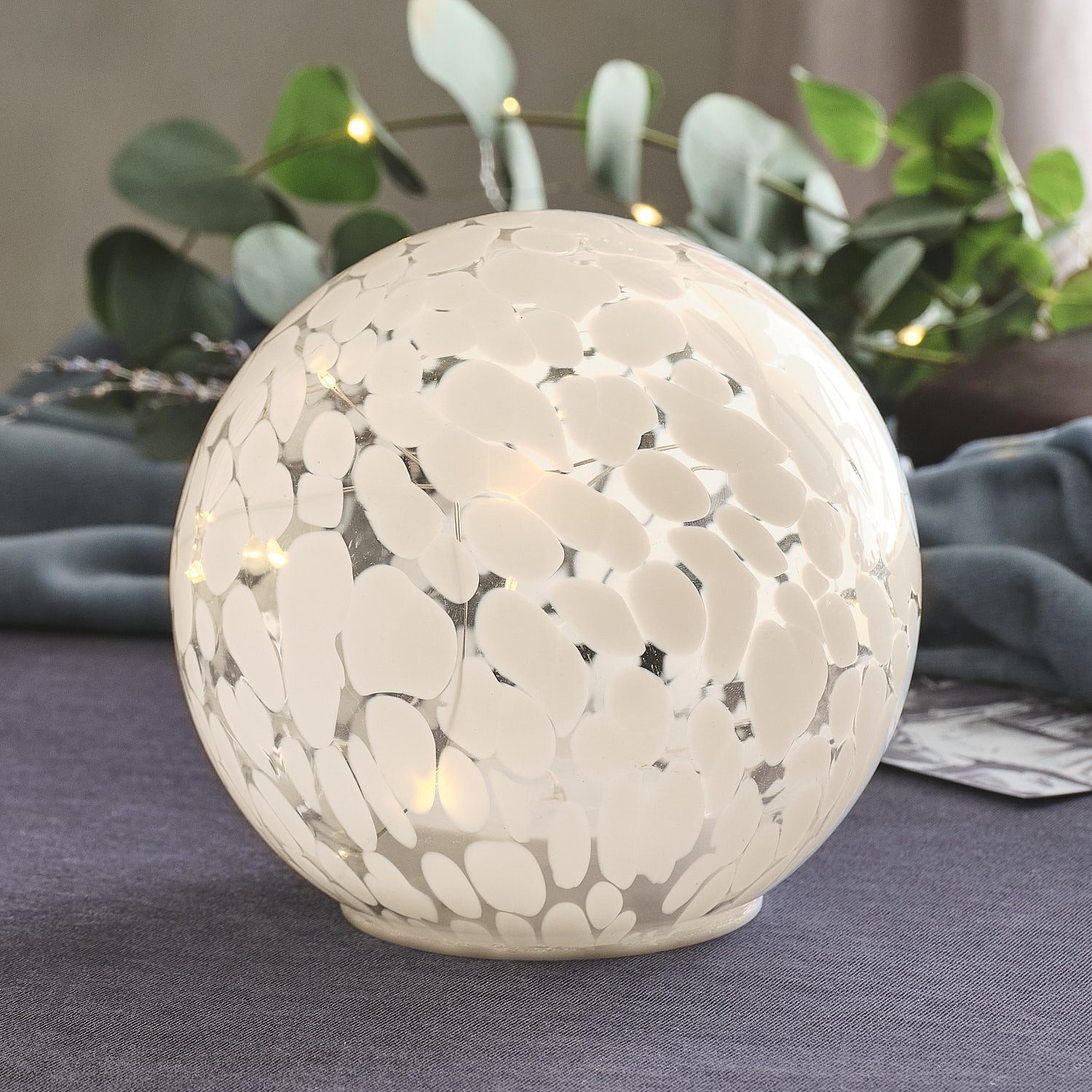 Lights4fun LED Dekolicht 15 cm große LED-Glaskugel mit Timer aus Konfetti-Glas