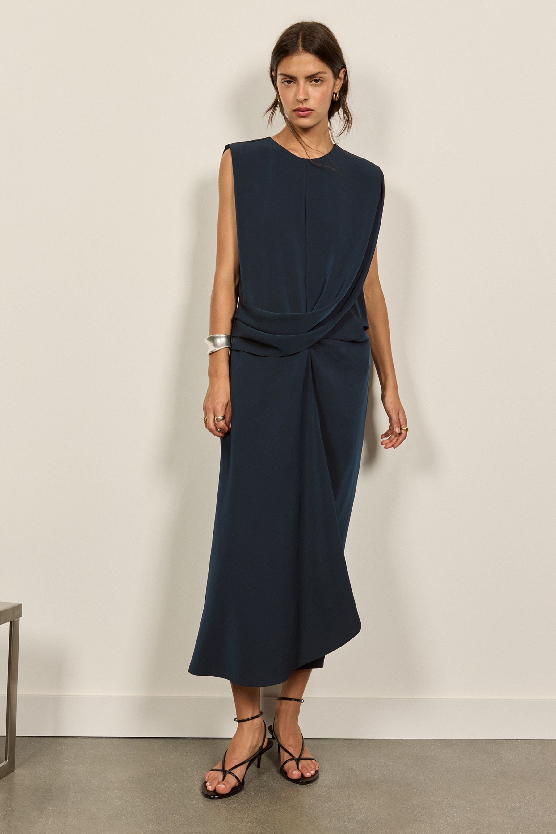 Bhoem Midikleid BHOEM Ärmelloses Midikleid aus drapiertem Satin (1-tlg) – Bild 4 von 5