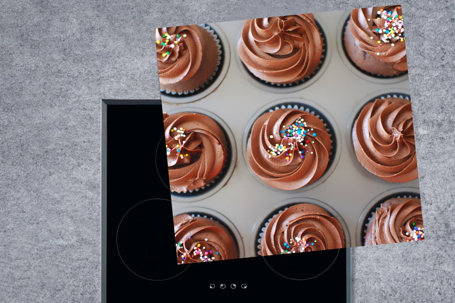 Herdblende-/Abdeckplatte Schokoladen-Cupcakes, tlg), küche 78x78 cm, Arbeitsplatte für Ceranfeldabdeckung, Vinyl, mit Backblech Ein MuchoWow (1