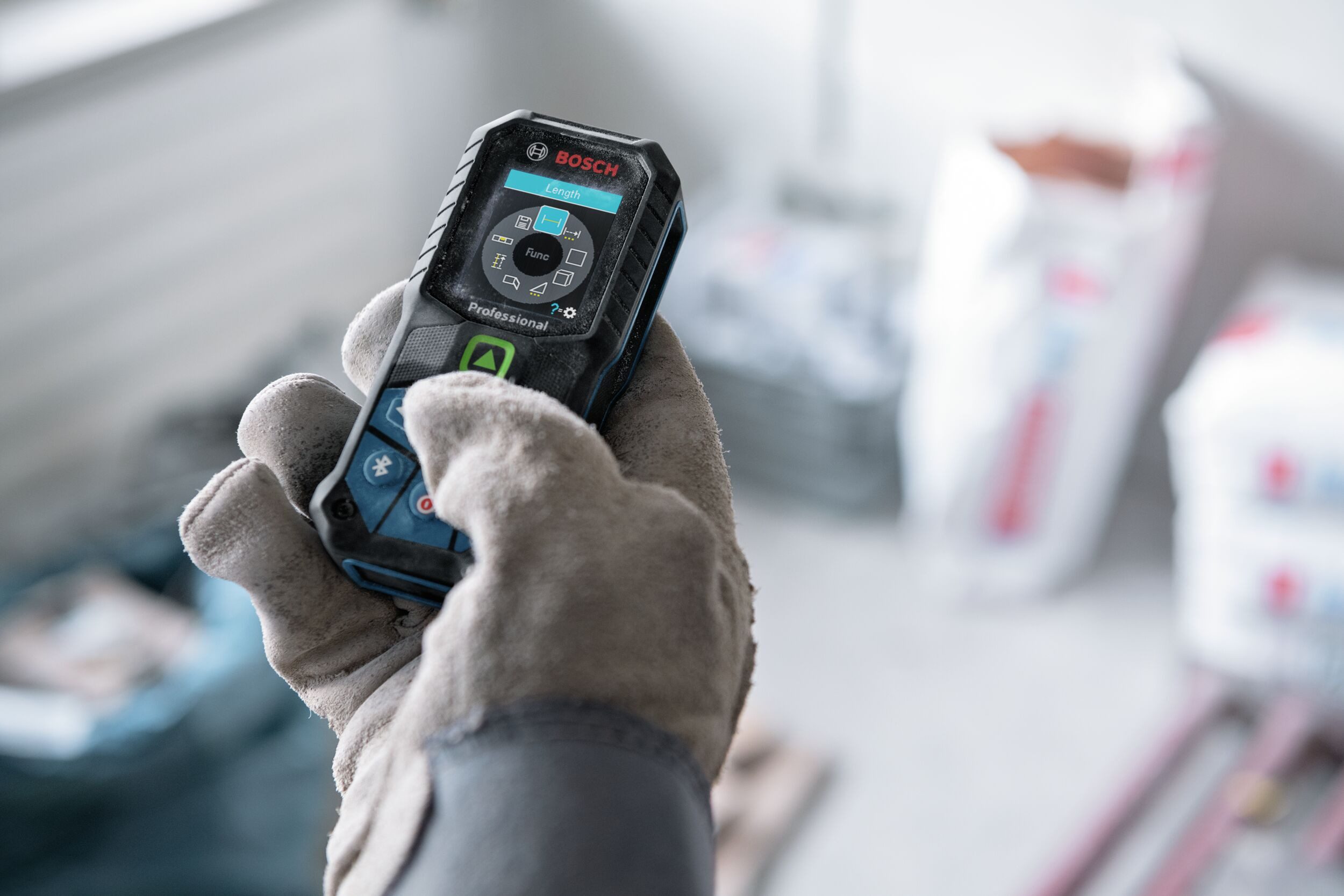 BOSCH Entfernungsmesser GLM 50-27 CG, Laser mit Schutztasche & 2 x 1,5 V LR6-Batterie (AA)