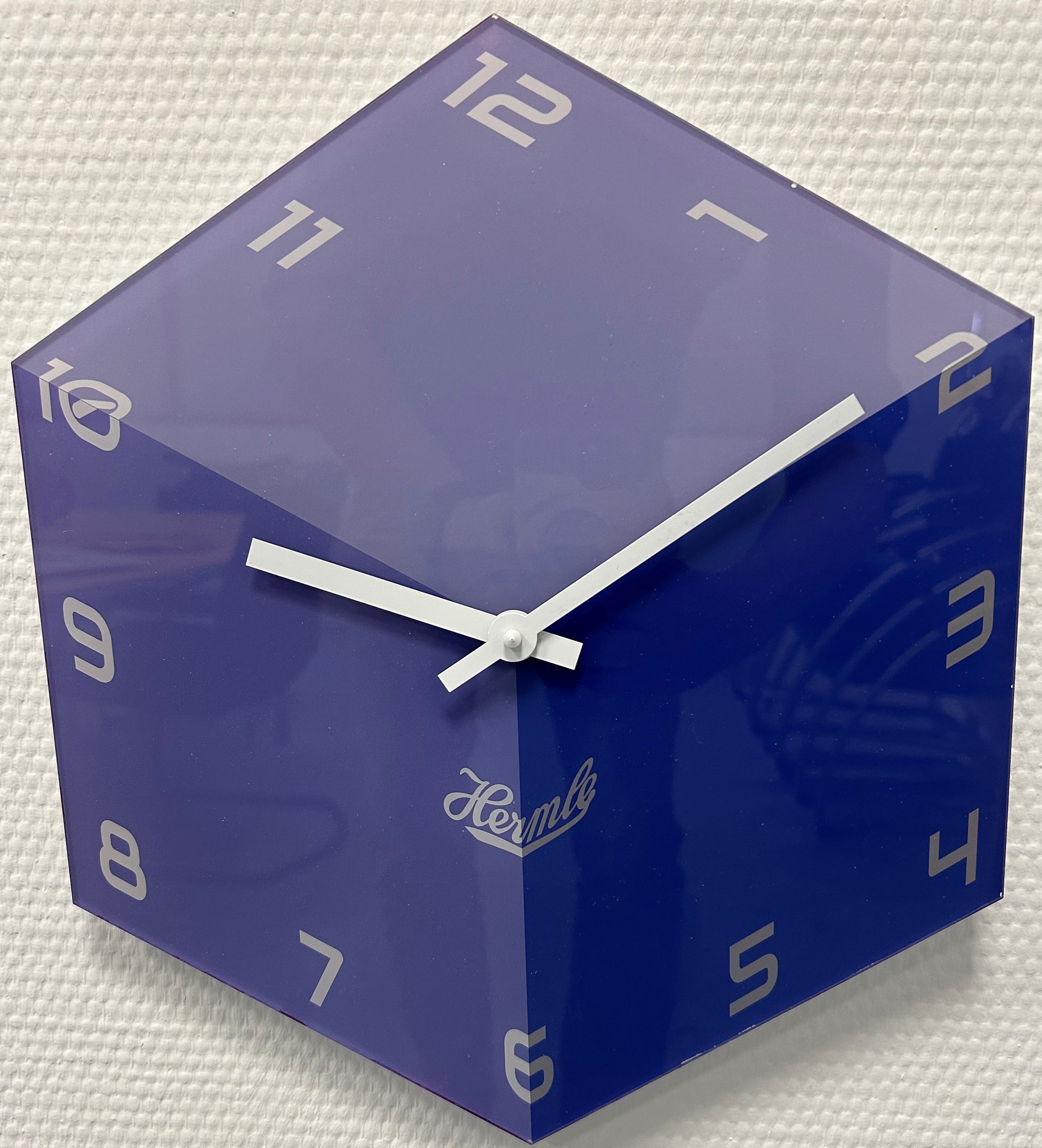 Hermle Wanduhr Sechseckuhr 3-D Würfel Rot mit weißen arabischen Zahlen (3D Optik)