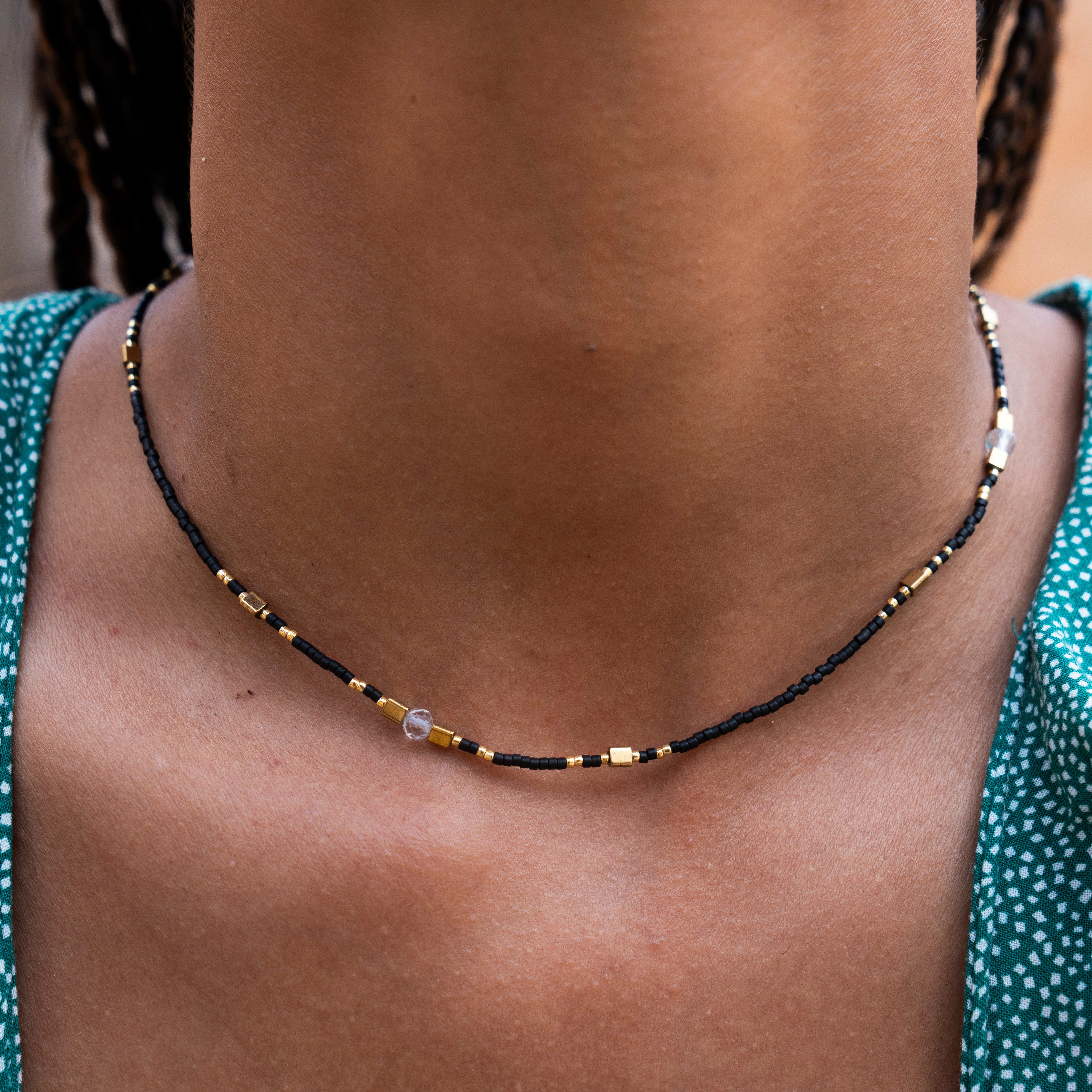 Made by Nami Perlenkette Damen Halskette Bunt Perlen Edelstein verstellbar wasserfest Boho-Stil, aus Edelstein – Sommerlich – mit Verlängerung – für empfindliche Haut