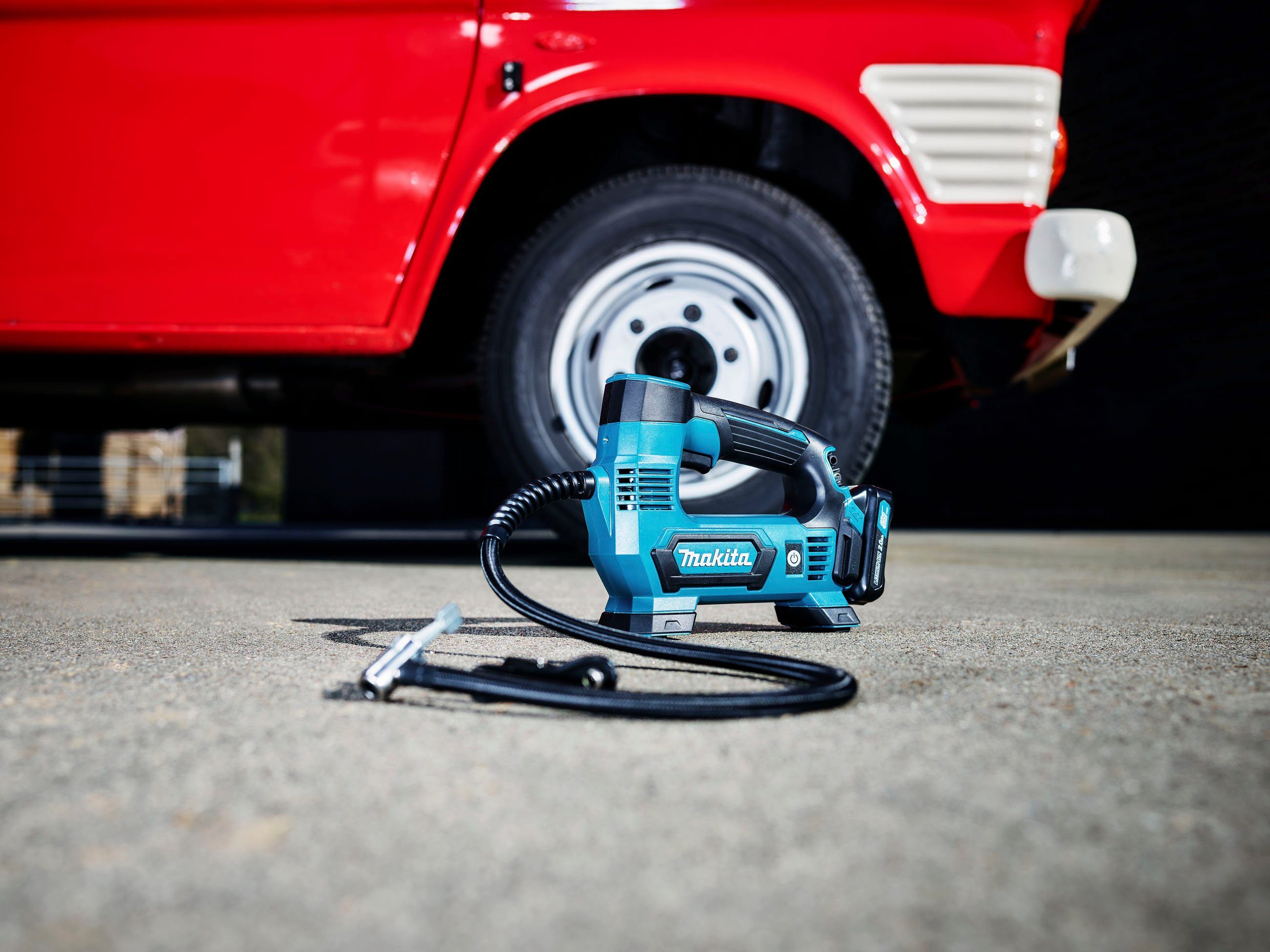 Makita Akku-Handkompressor 12V/14,4V MP100DZ, max. 8,3 bar, zum schnellen und einfachen Befüllen von Reifen, Bällen uvm.