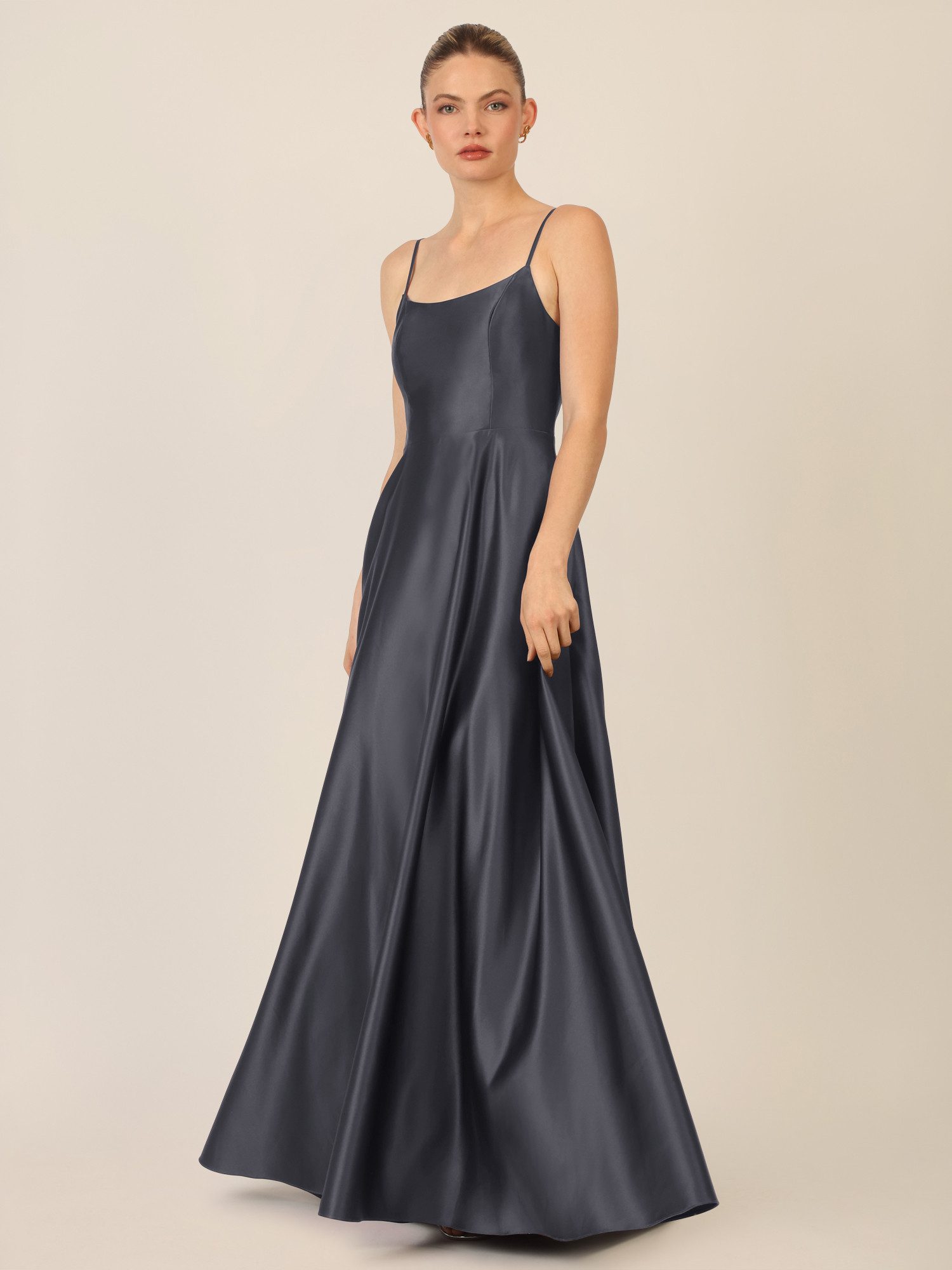 Apart Abendkleid aus Satin mit Spaghettiträgern