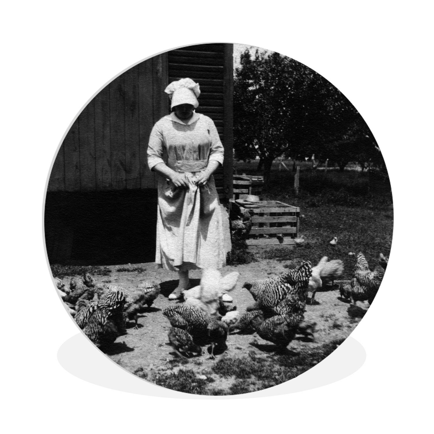 MuchoWow Gemälde Frau, die ihre Hühner füttert, in Schwarz und Weiß, (1 St), Kreis Wanddekoration Forex, Rundes Wandbild, Wohnzimmer, 30x30 cm