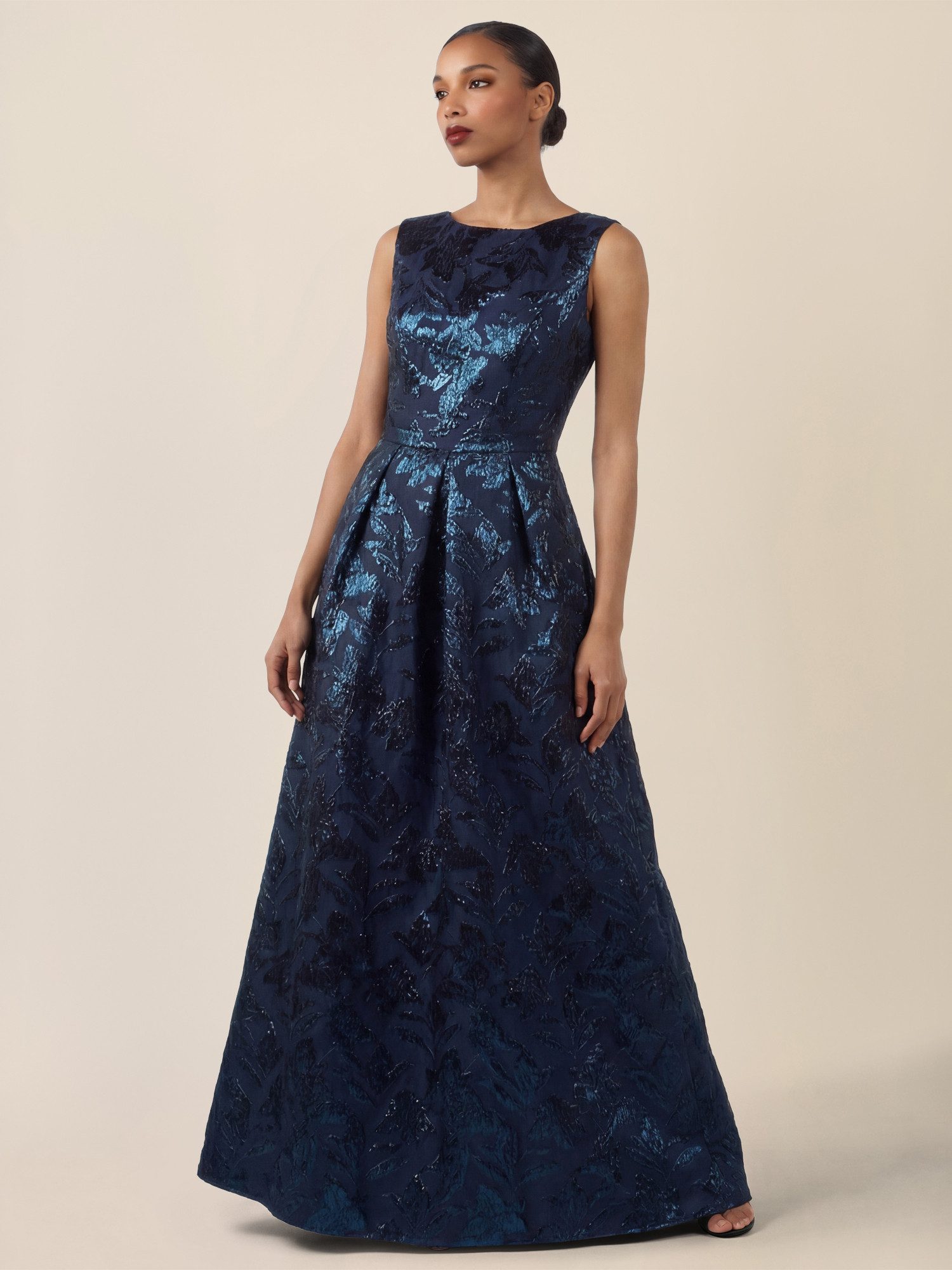 Apart Abendkleid mit floraler Struktur und Glanzfinish