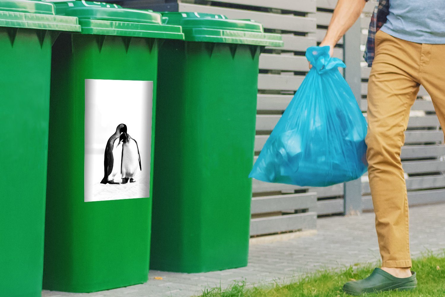Zwei Container, weiß knuddelige (1 Pinguine St), - Sticker, und Mülltonne, schwarz Wandsticker Mülleimer-aufkleber, Abfalbehälter MuchoWow
