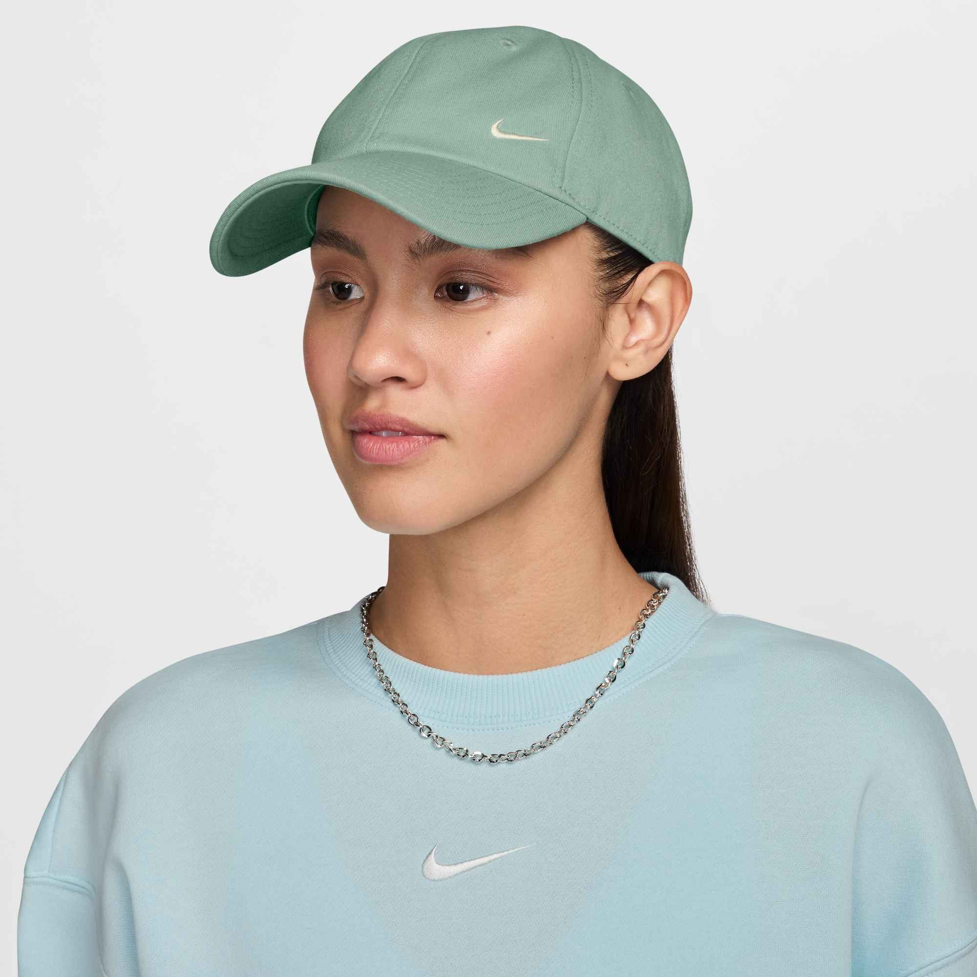 Nike Sportswear Baseball Cap U NK CLUB CAP U CB SM SWSH L mittelhohe Baseball Cap, mit vorgebogenem Schirm, aus glattem Twill