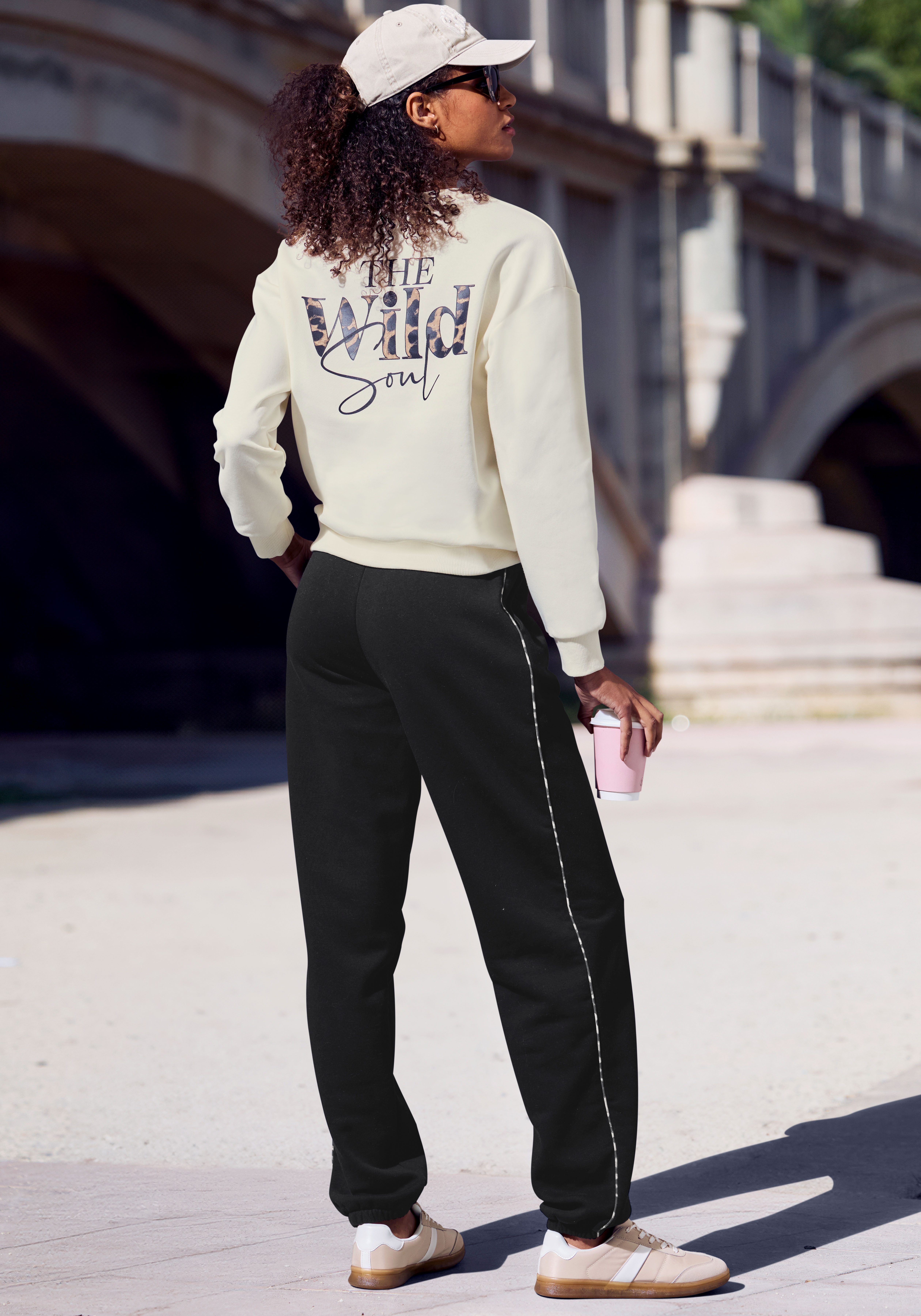 Buffalo Sweathose Loungehose mit seitlichen Piping in Leo-Optik, Home- und Loungewear – Bild 5 von 5