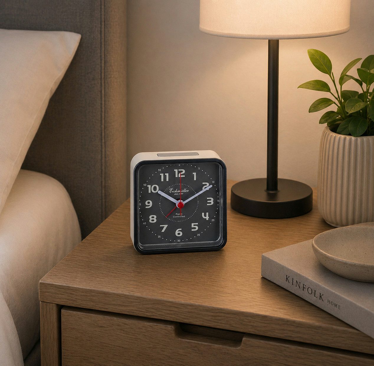 Eichmüller Funkwecker 9842-01 Analog Weiß quadratisch leise Snooze Licht Nachttischwecker