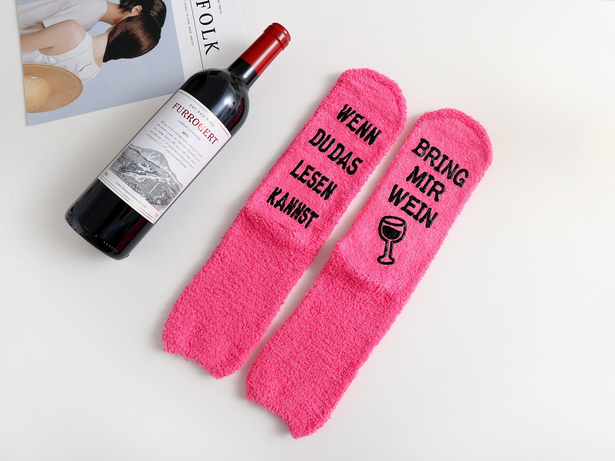 Lucadeau Kuschelsocken Geschenk für Frauen mit Wein Spruch, liebevoll als Cupcake verpackt (Gr. 37-43, 1 Paar) rutschfest, flauschig, Geschenkverpackung
