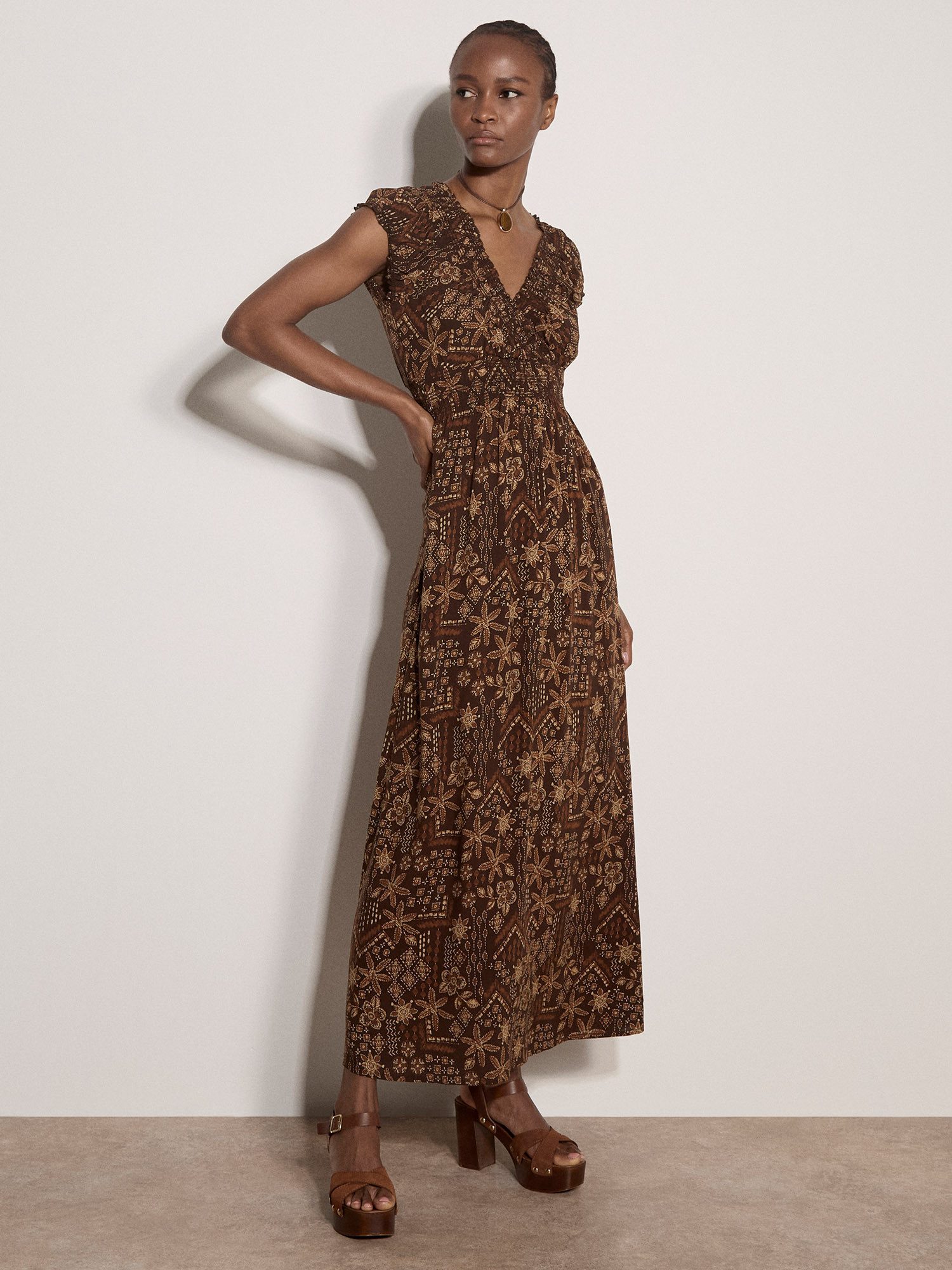 Maxikleid Batik-Maxikleid mit Blumenmuster und Smokarbeit