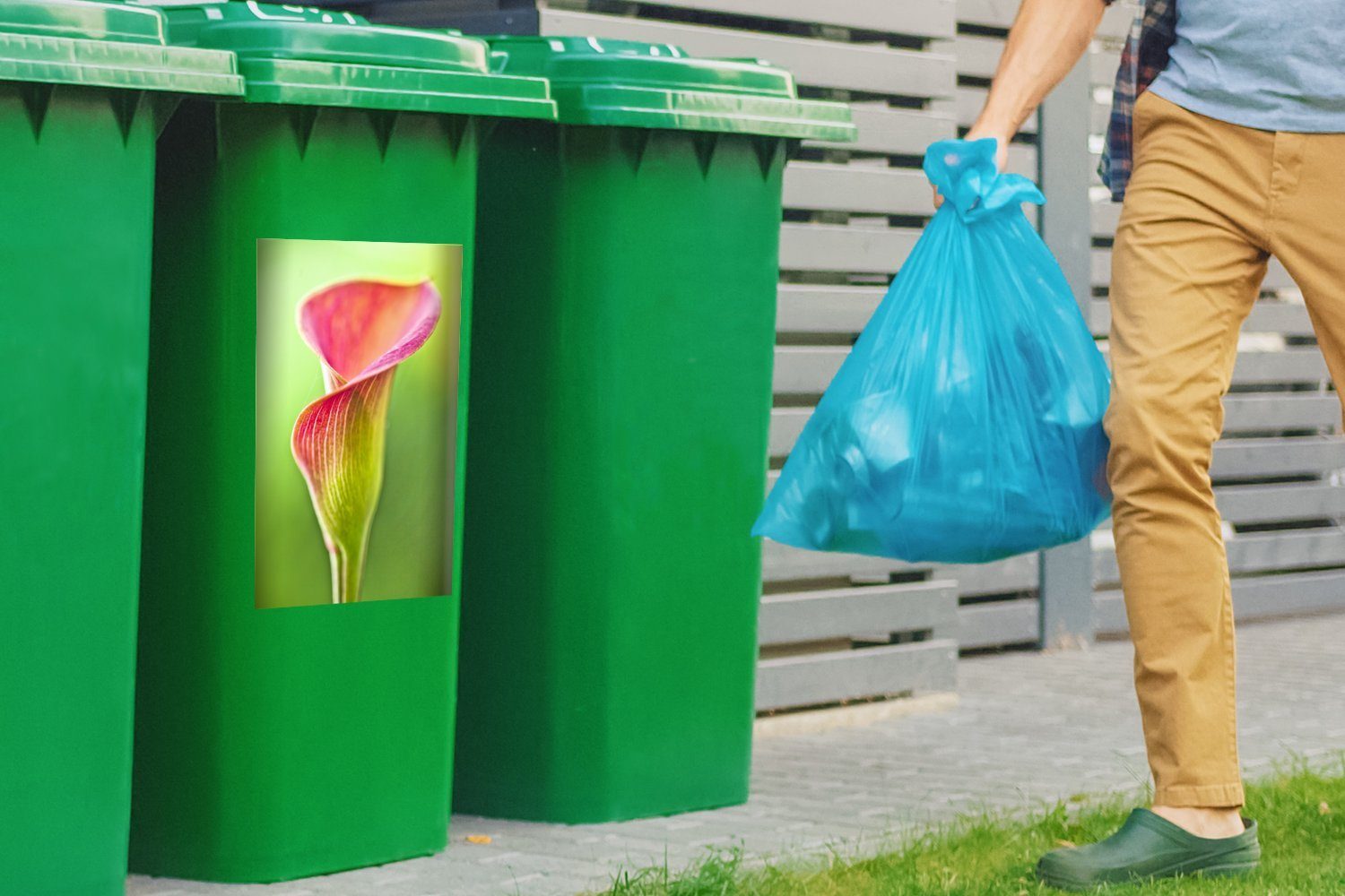 Mülltonne, Hintergrund MuchoWow St), Abfalbehälter Bunte Calla-Blume (1 Wandsticker auf grünem Sticker, Container, Mülleimer-aufkleber,