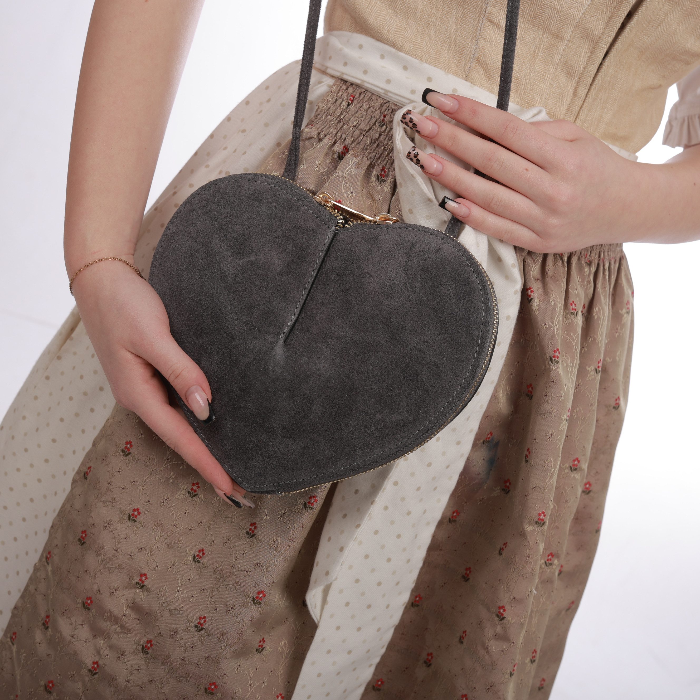 Der Trachtler Trachtentasche Handtasche Umhängetasche "Herzerl", weiches Veloursleder - Made in Italy