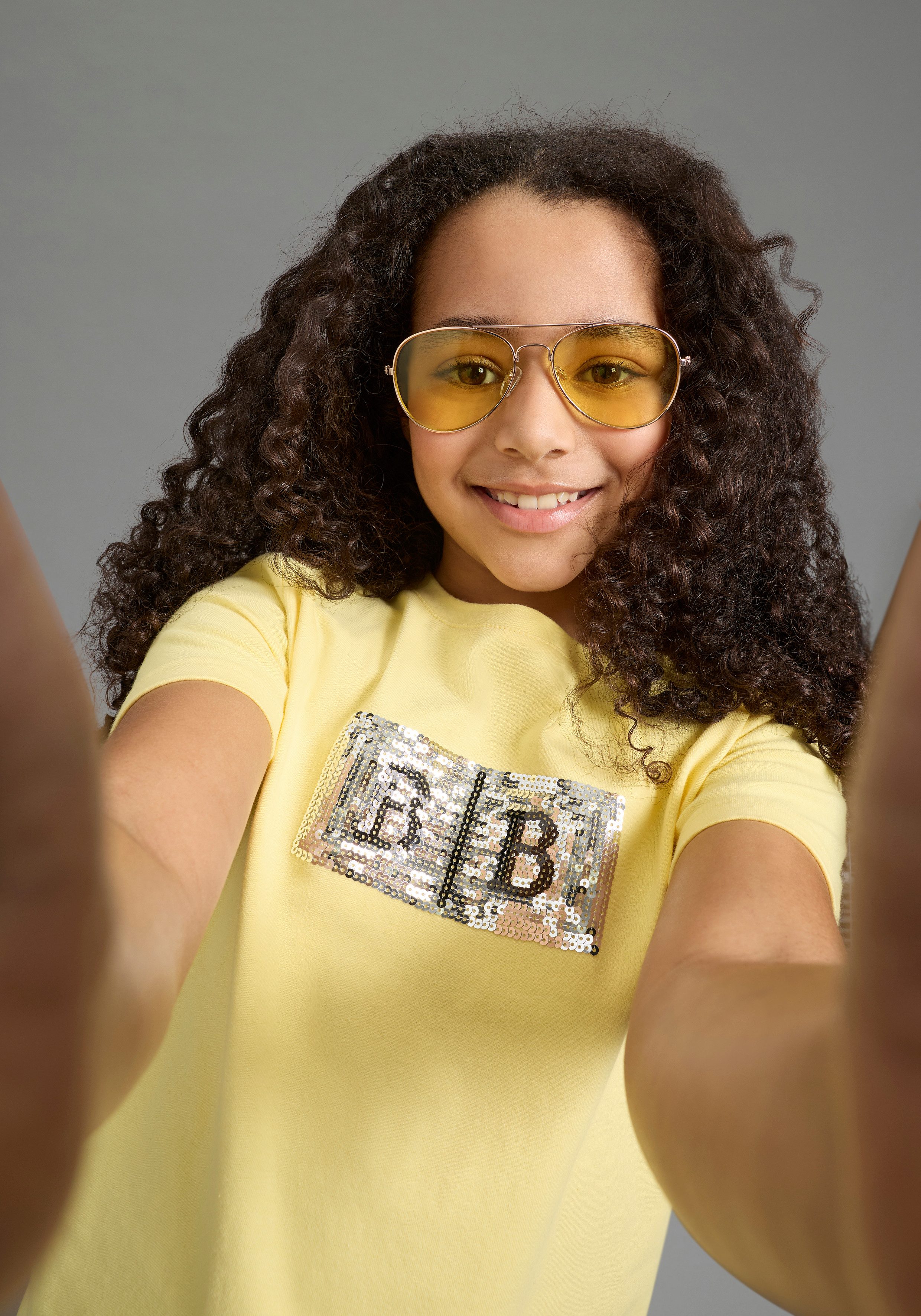 Bruno Banani T-Shirt Banani Paillettenshirt für modische Girls modische Basic-Passform, Kurzarm, mit Pailletten und Print