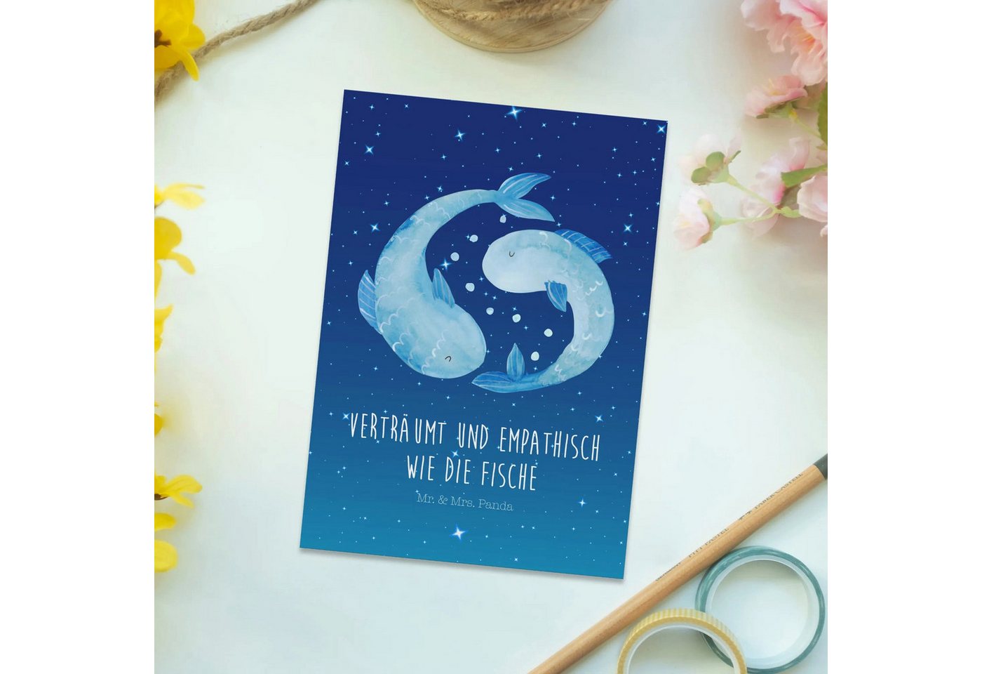 Thumbnail - Mr. & Mrs. Panda Postkarte Sternzeichen Fische - Sternenhimmel Blau - Geschenk, Horoskop, Einlad, Hochglanzveredelt