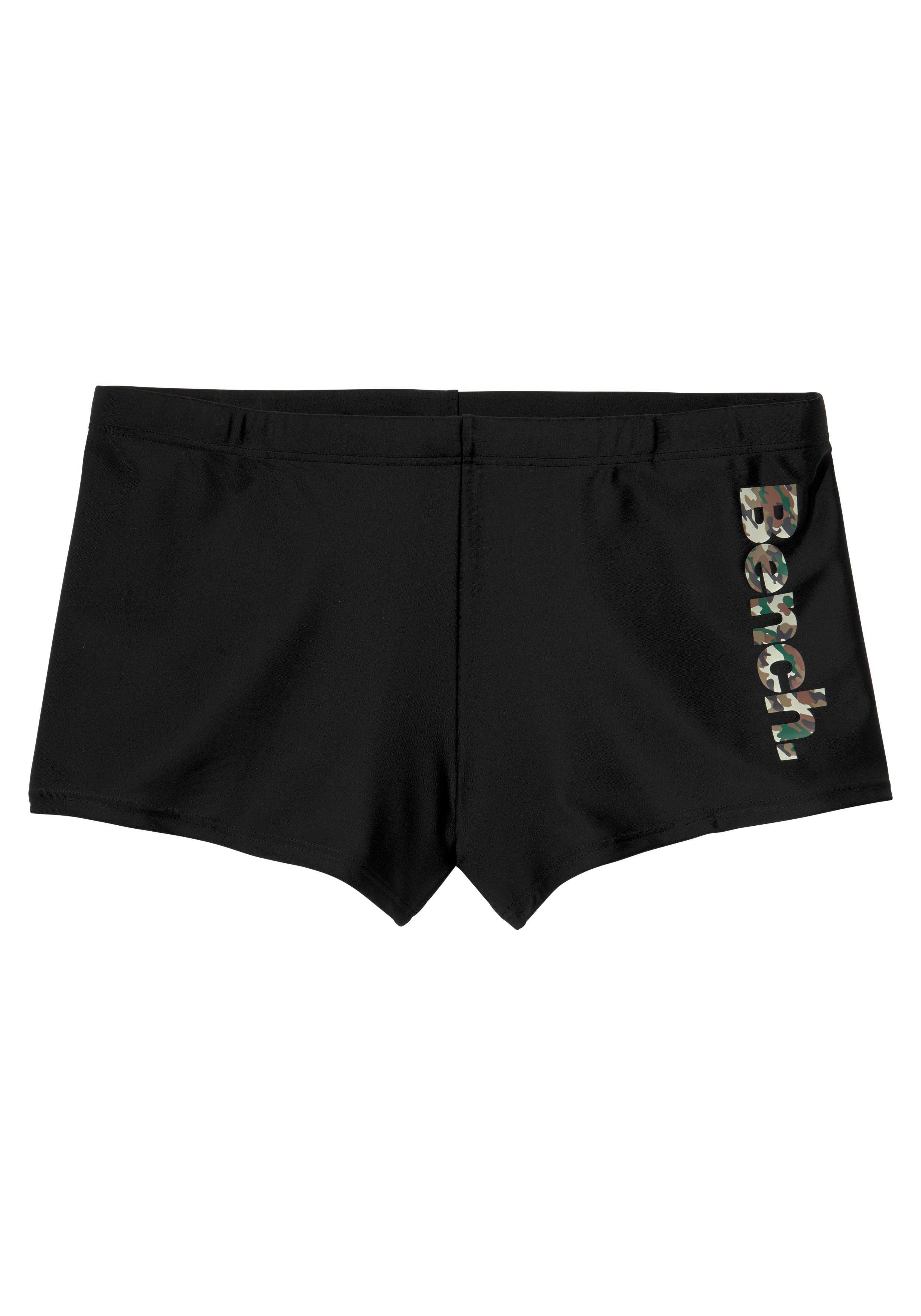 Bench. Boxer-Badehose mit coolem Logo in Tarnfarben-Optik. € 34,99